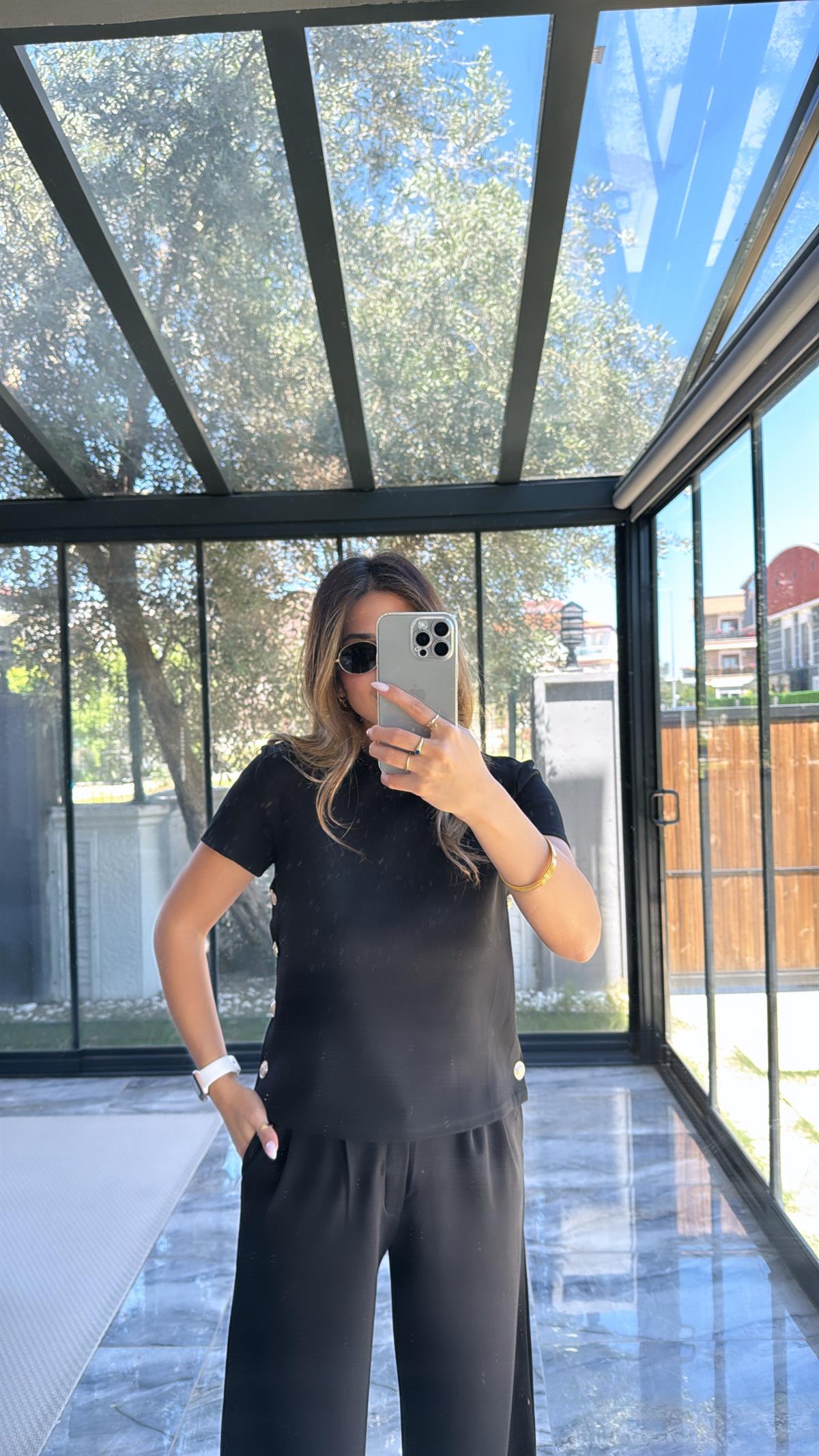 Siyah Orjinal Gold Düğme Detaylı Tok Kumaş Tshirt