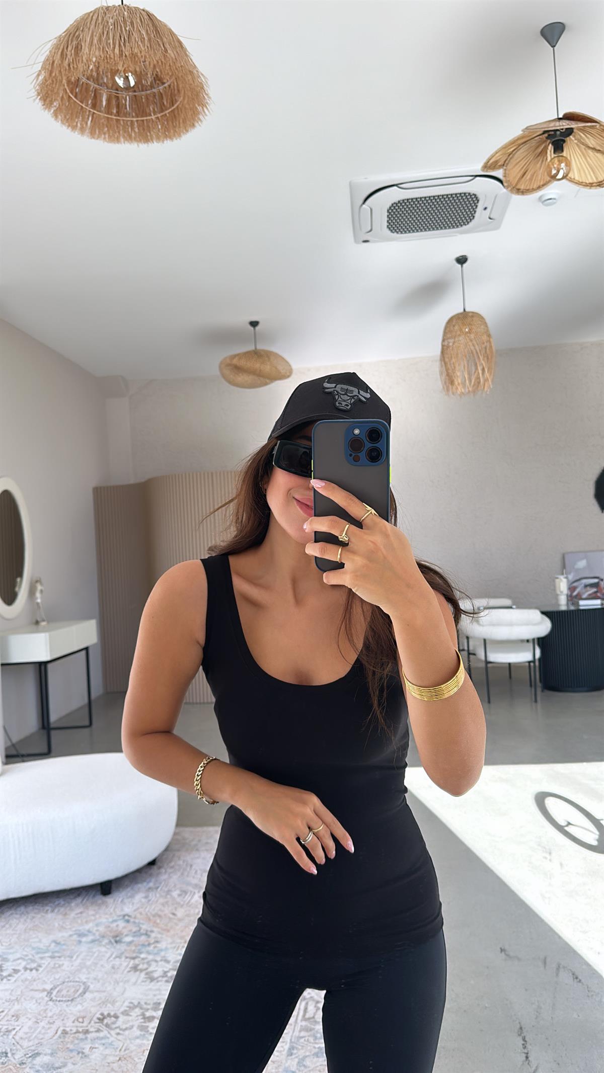 Siyah Oval Yaka Pamuklu Atlet