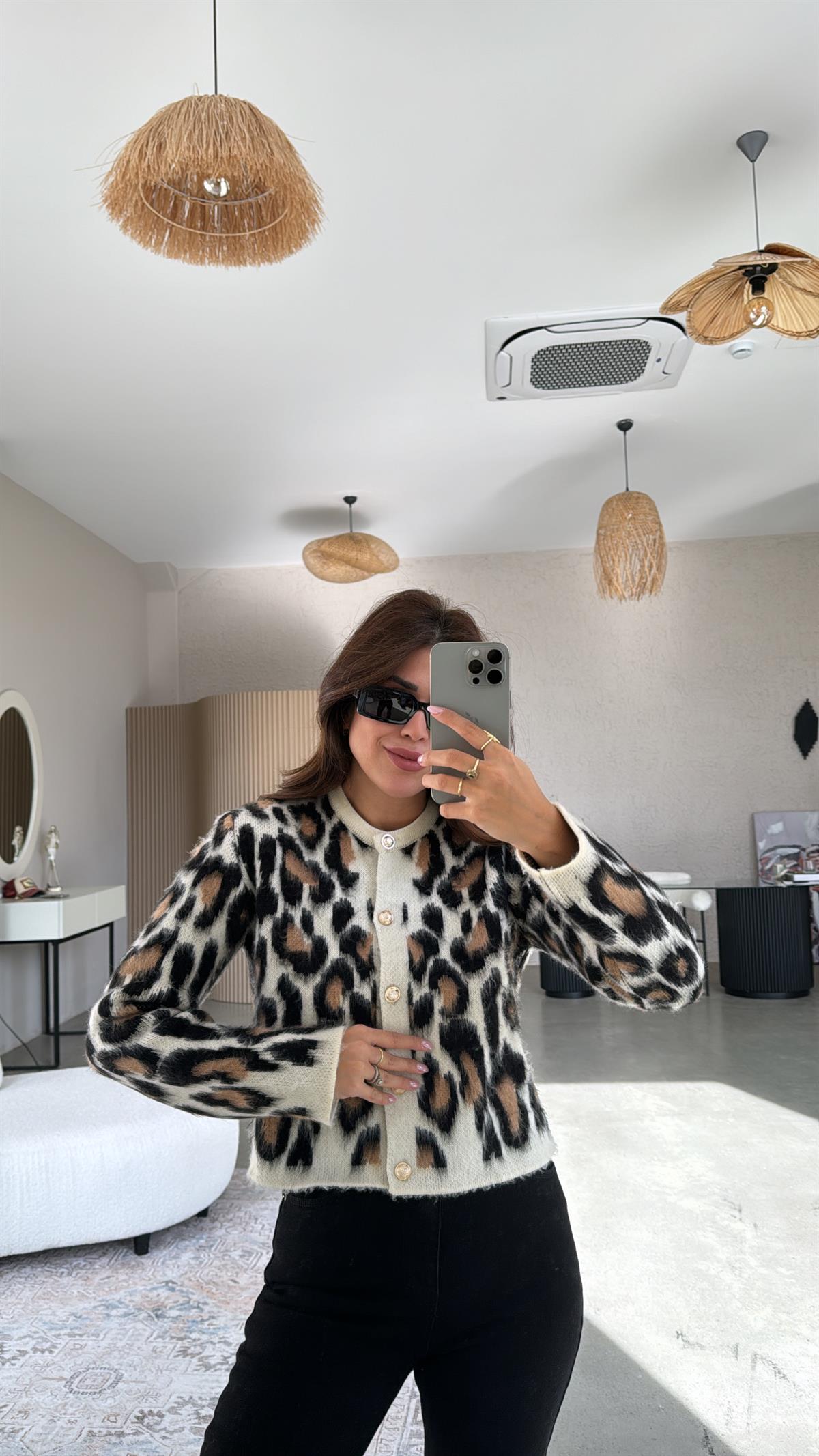 Siyah Sakallı Gold Düğmeli Leopar Hırka