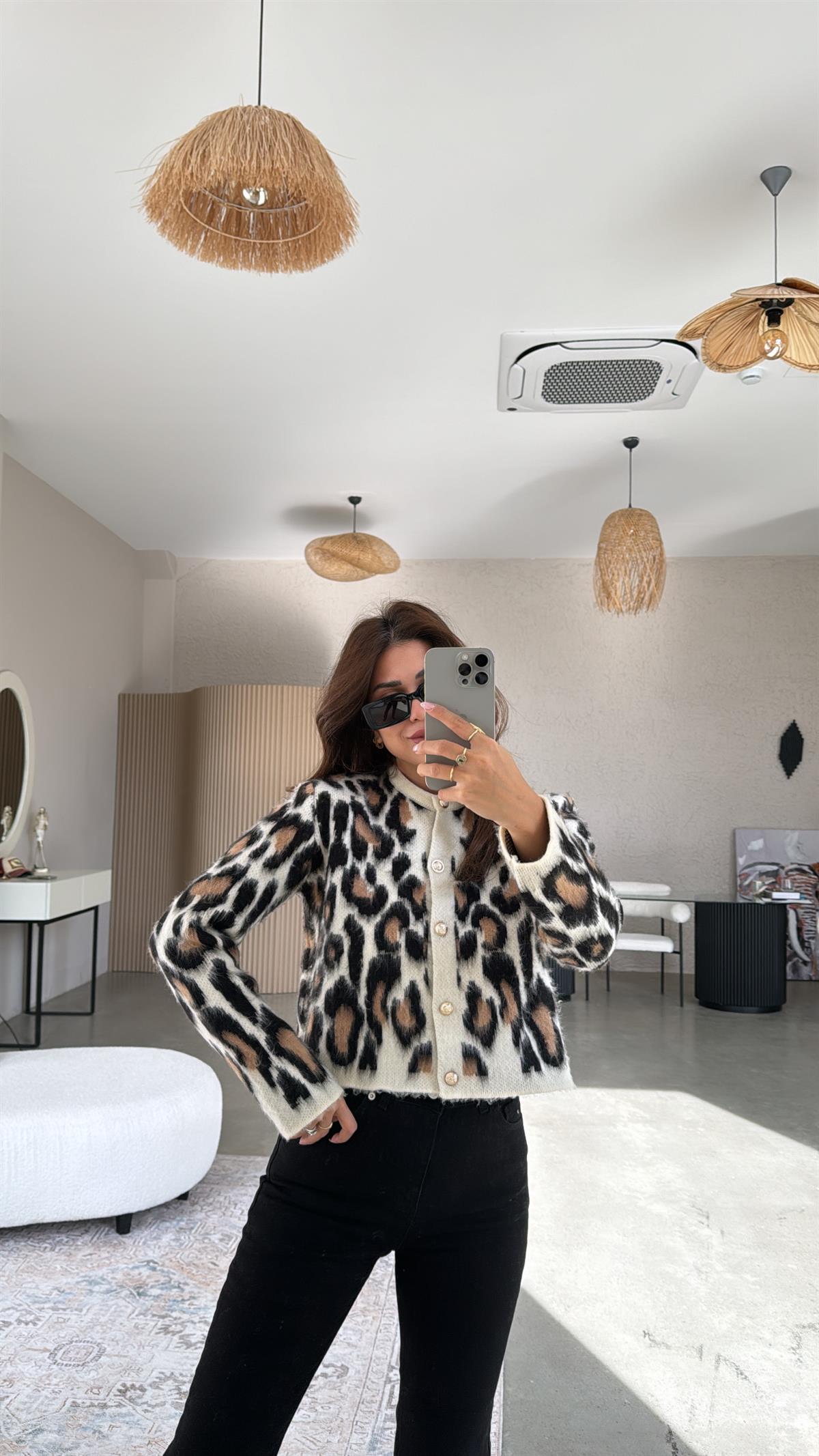 Siyah Sakallı Gold Düğmeli Leopar Hırka