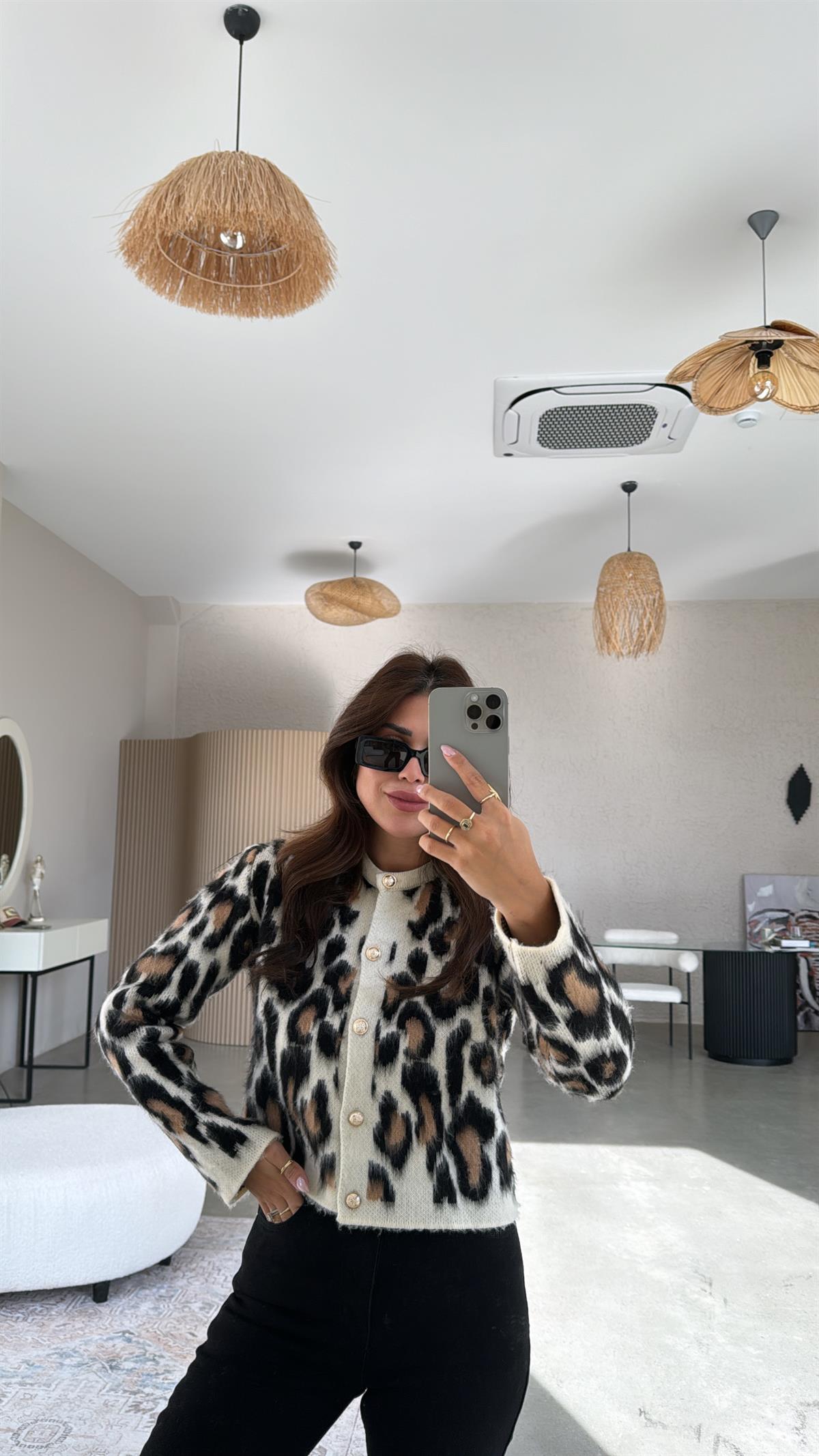 Siyah Sakallı Gold Düğmeli Leopar Hırka