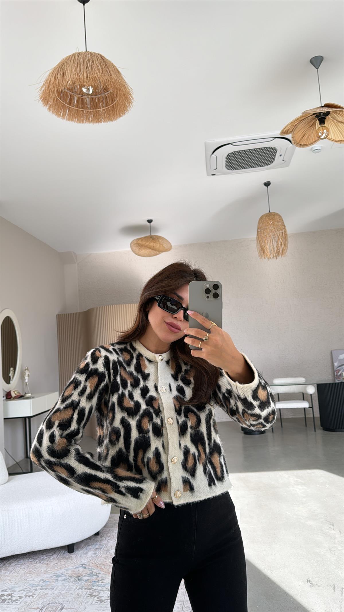 Siyah Sakallı Gold Düğmeli Leopar Hırka