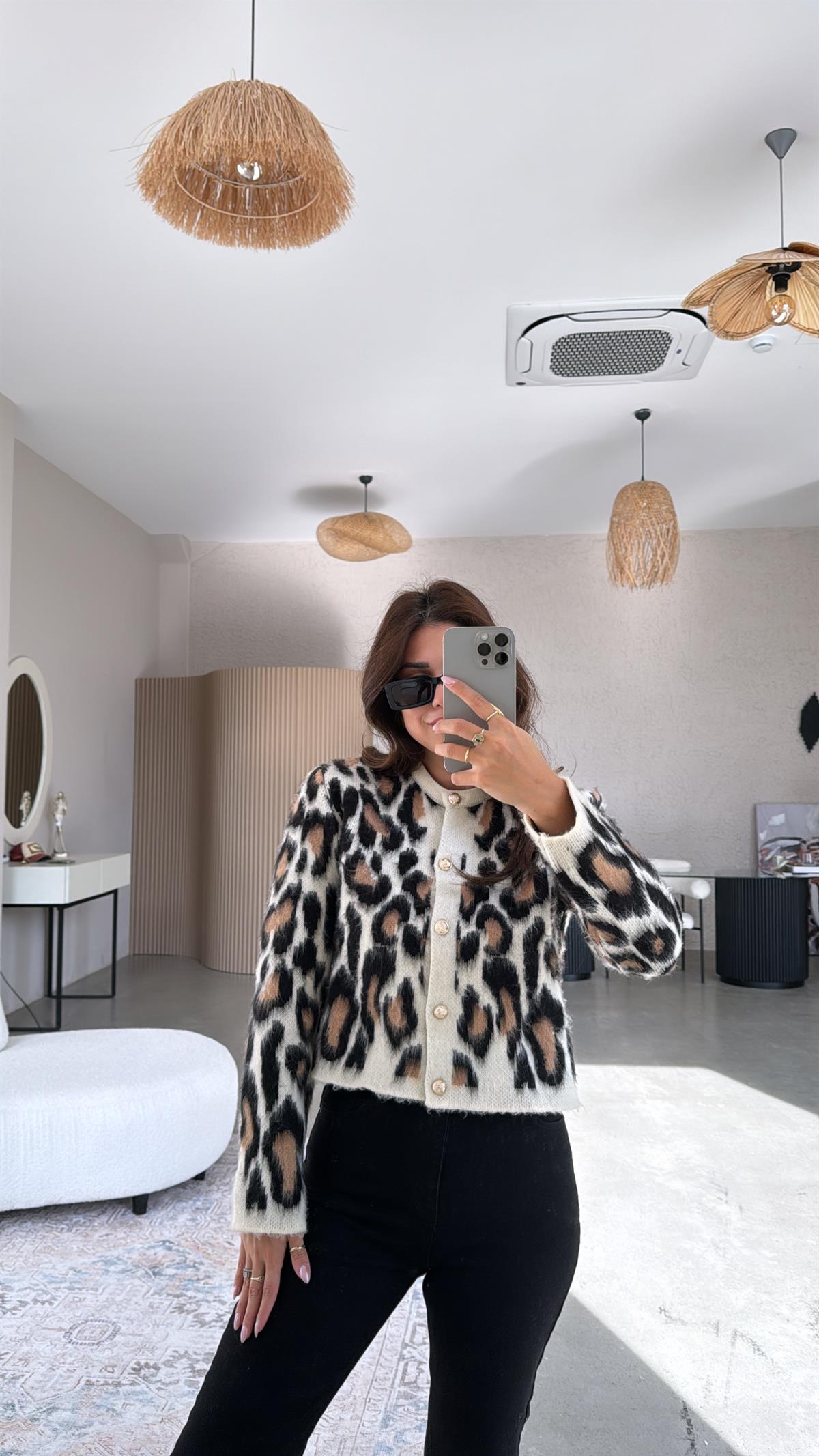 Siyah Sakallı Gold Düğmeli Leopar Hırka