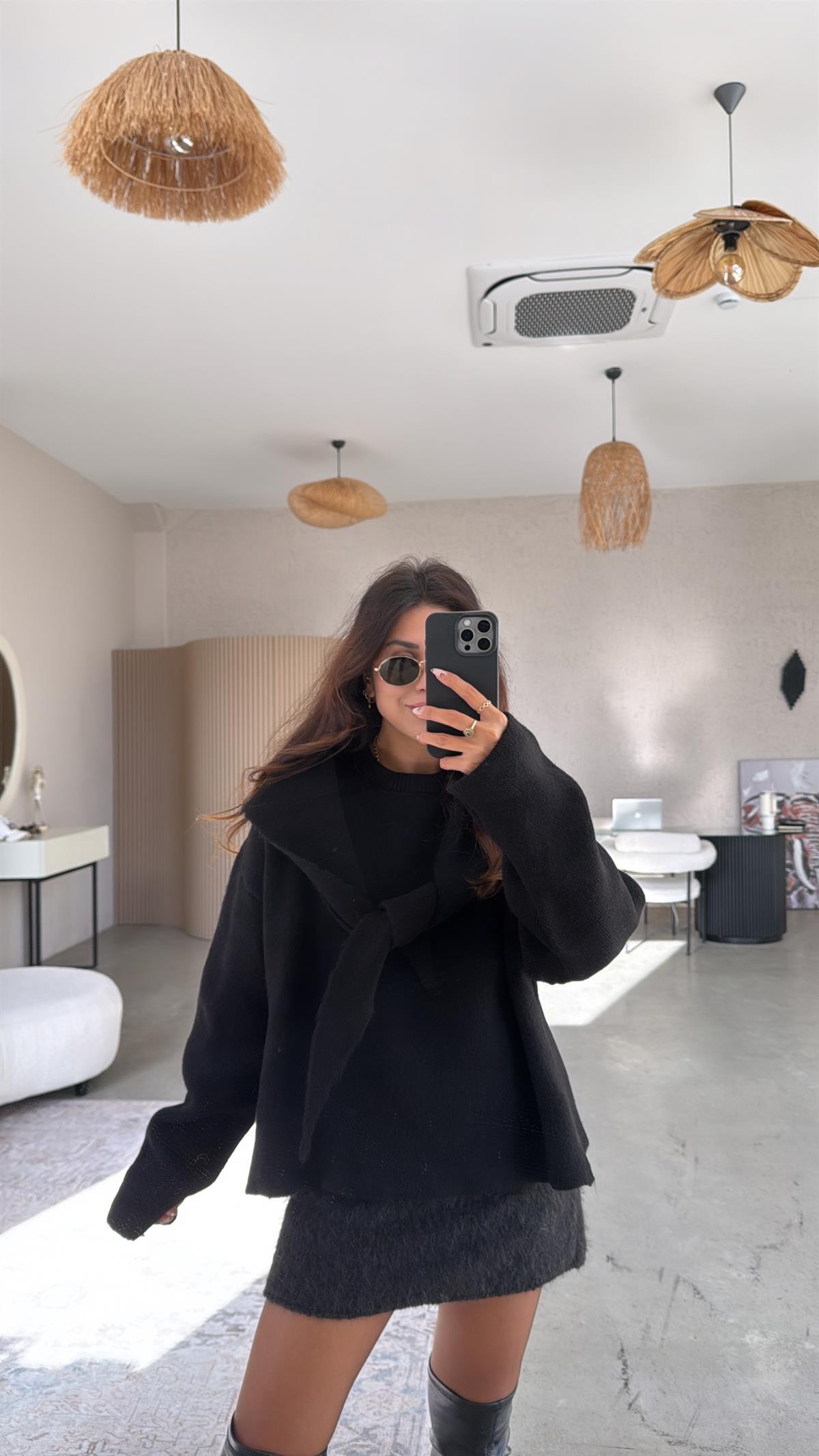 Siyah Şal Detaylı Yumuşak Kazak