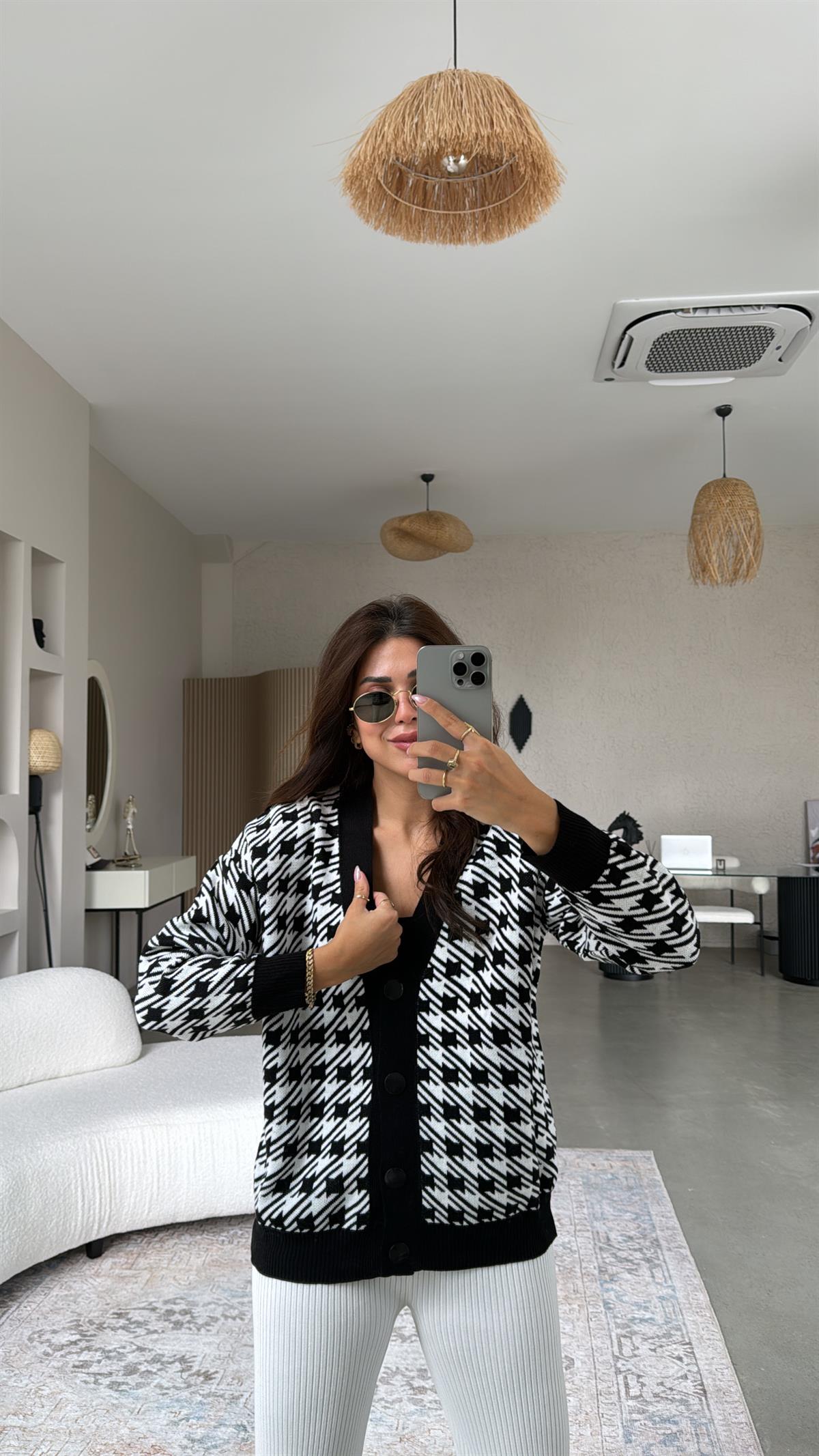 Siyah Şeritli Kazayağı Hırka