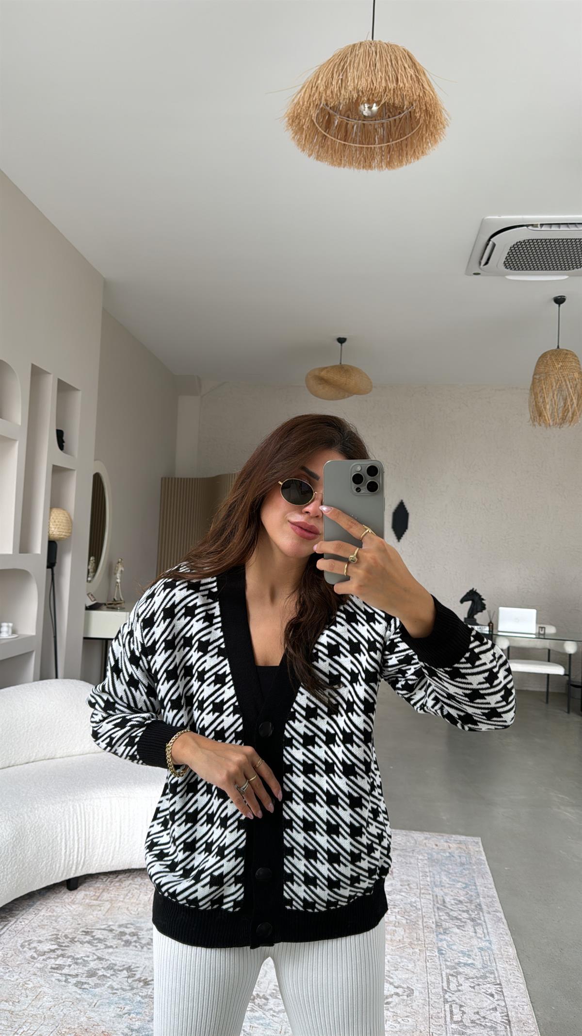 Siyah Şeritli Kazayağı Hırka