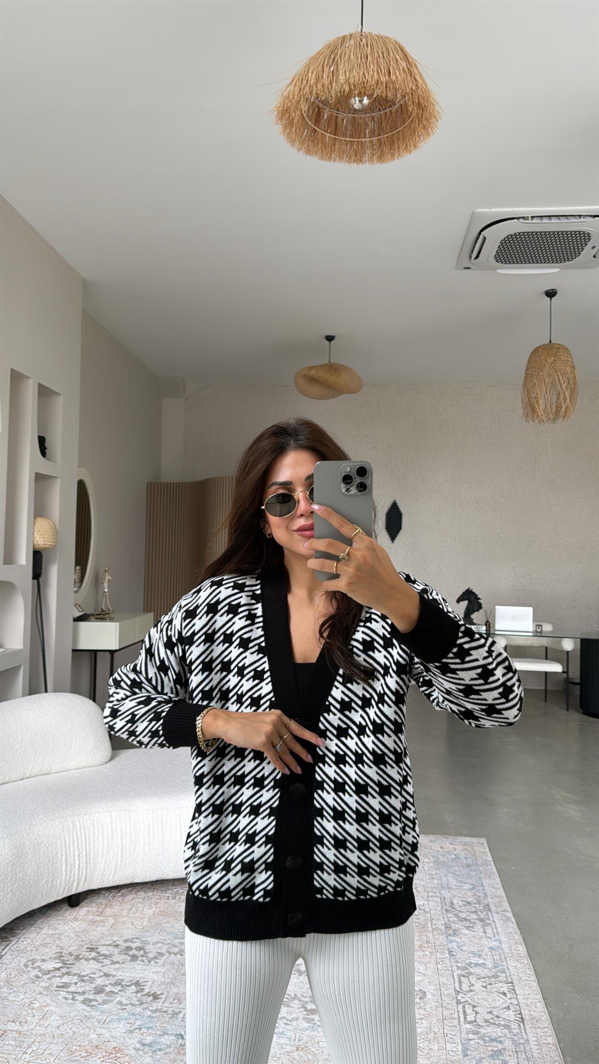 Siyah Şeritli Kazayağı Hırka