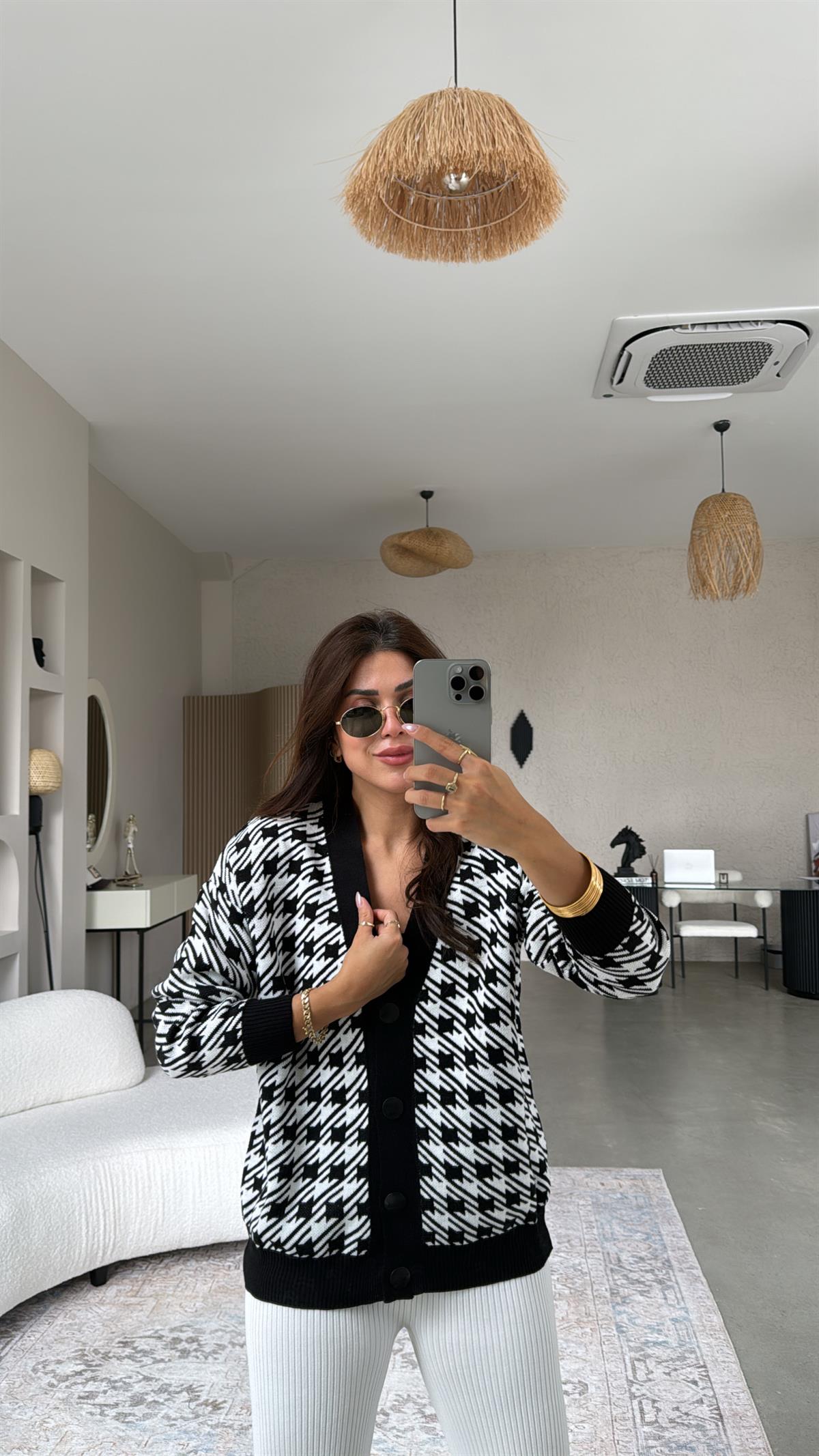 Siyah Şeritli Kazayağı Hırka