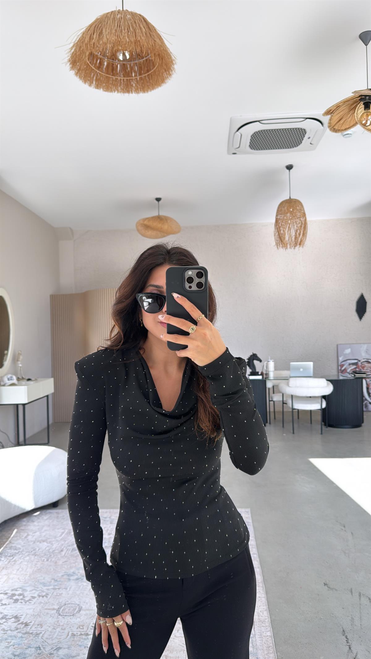 Siyah Taşlı Degaje Bluz