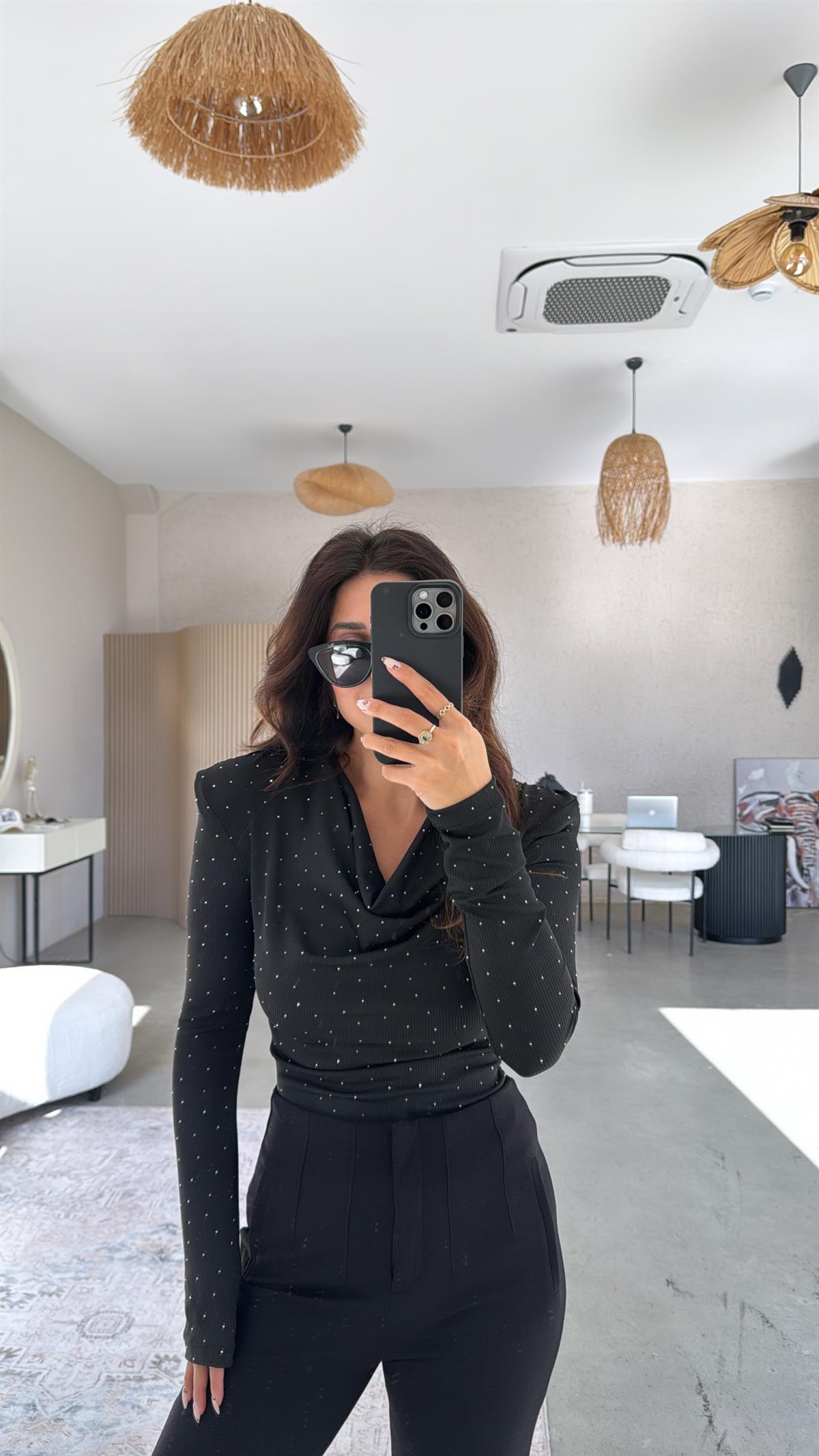Siyah Taşlı Degaje Bluz