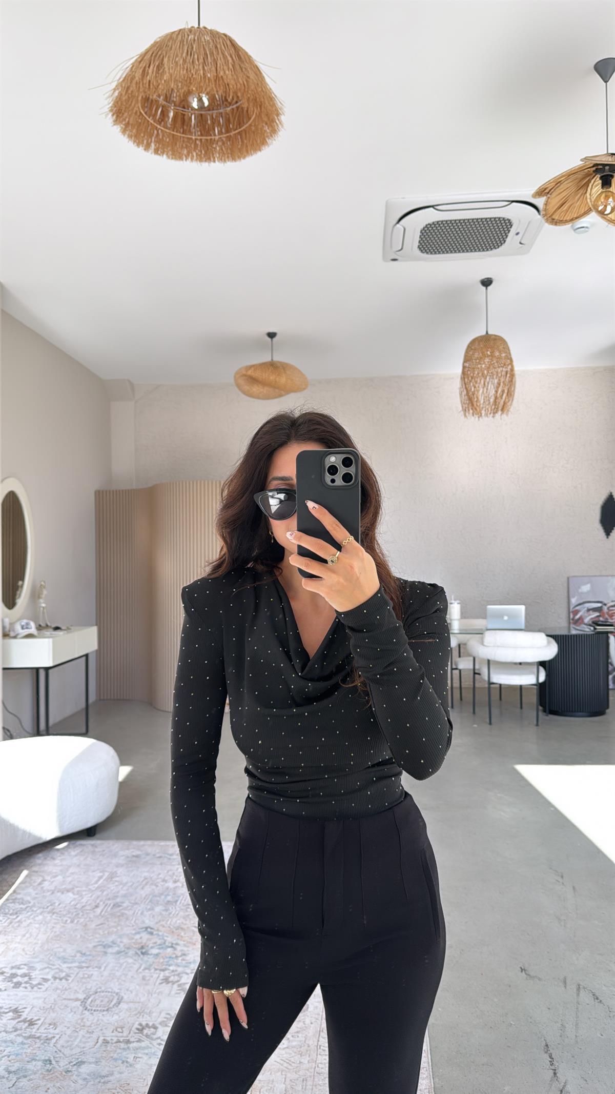 Siyah Taşlı Degaje Bluz