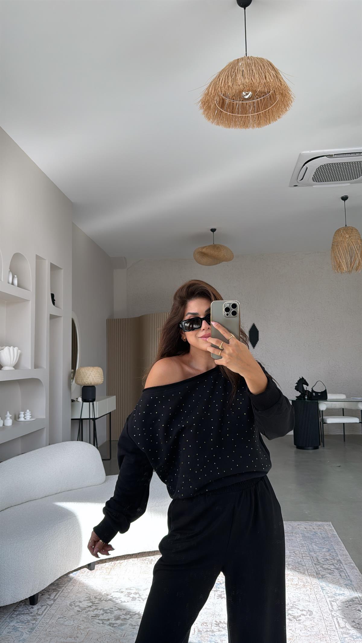 Siyah Taşlı Omzu Düşük Sweatshirt