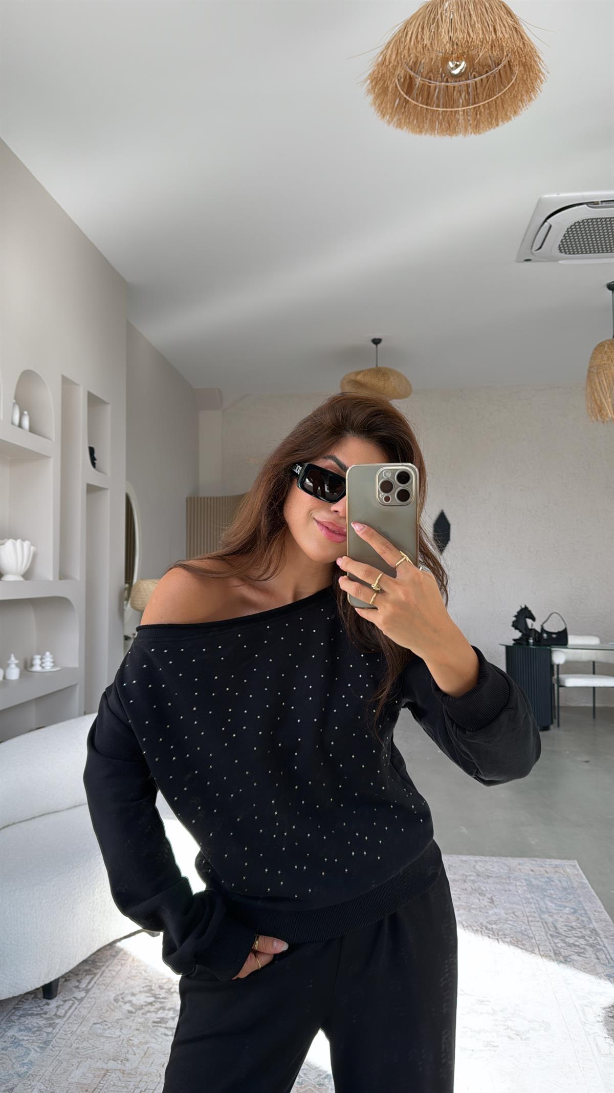 Siyah Taşlı Omzu Düşük Sweatshirt