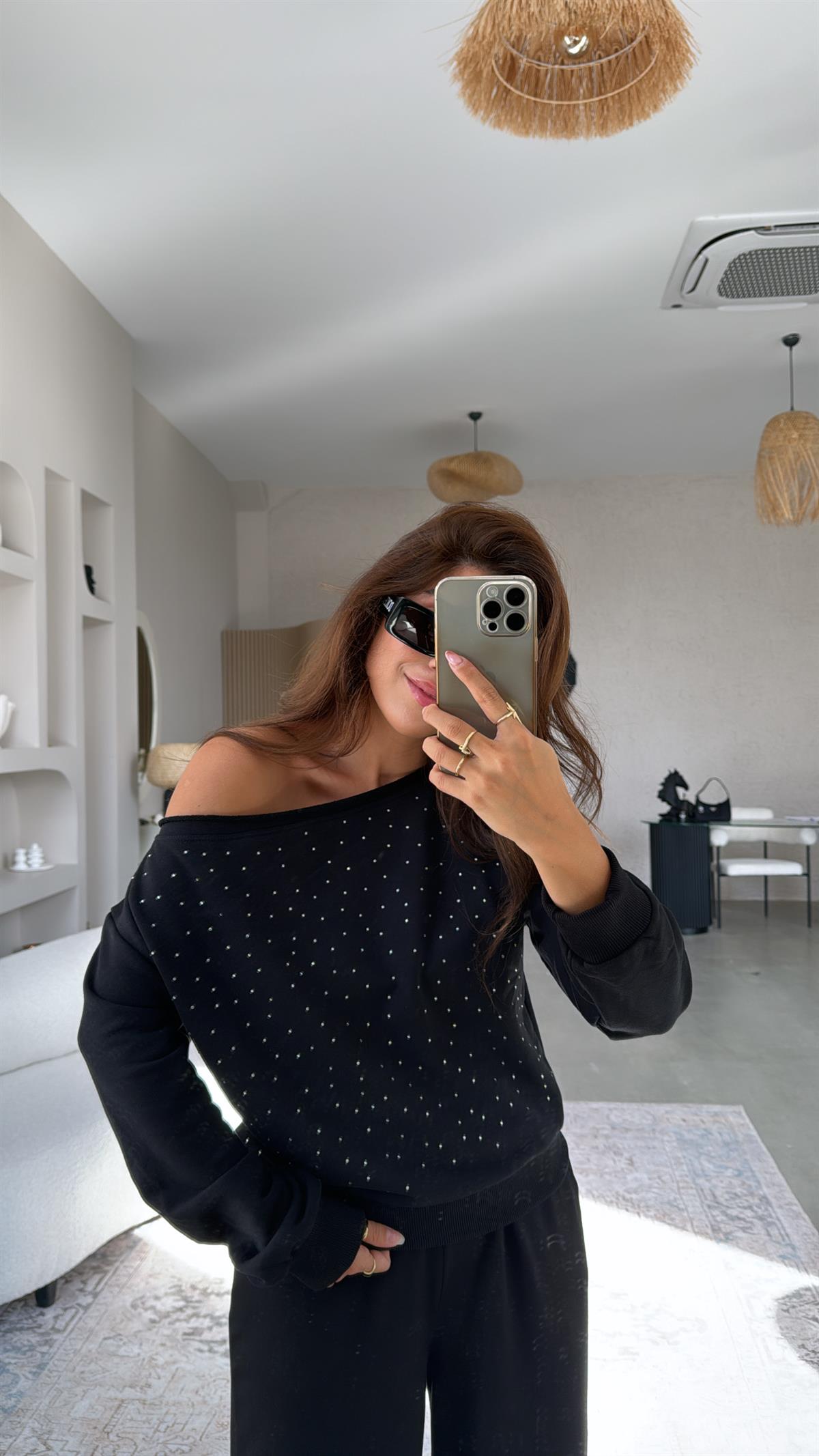 Siyah Taşlı Omzu Düşük Sweatshirt