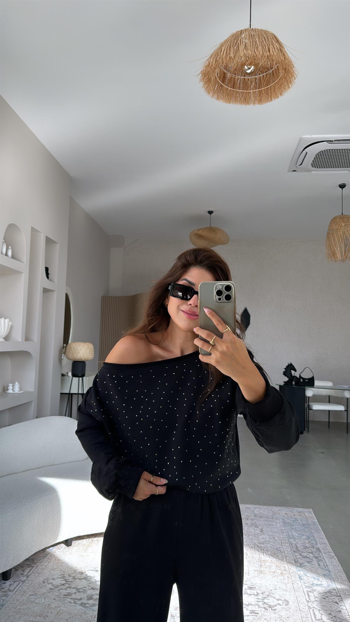 Siyah Taşlı Omzu Düşük Sweatshirt