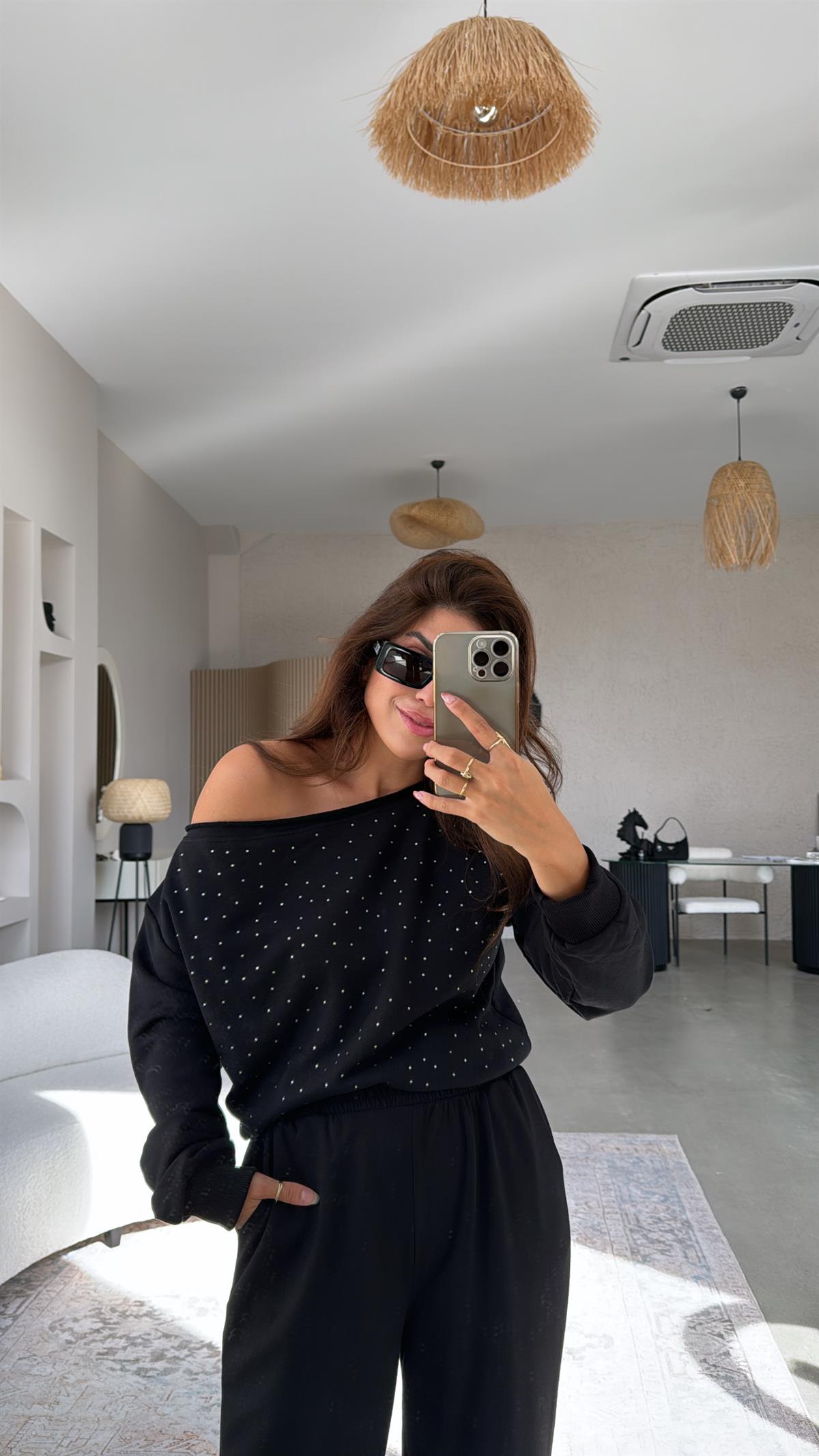 Siyah Taşlı Omzu Düşük Sweatshirt