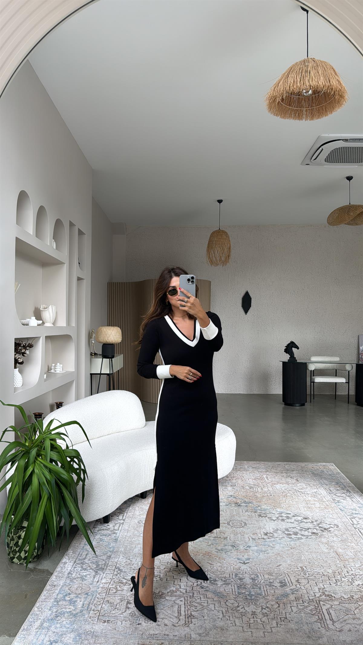 Siyah V Yaka Biyeli Elbise