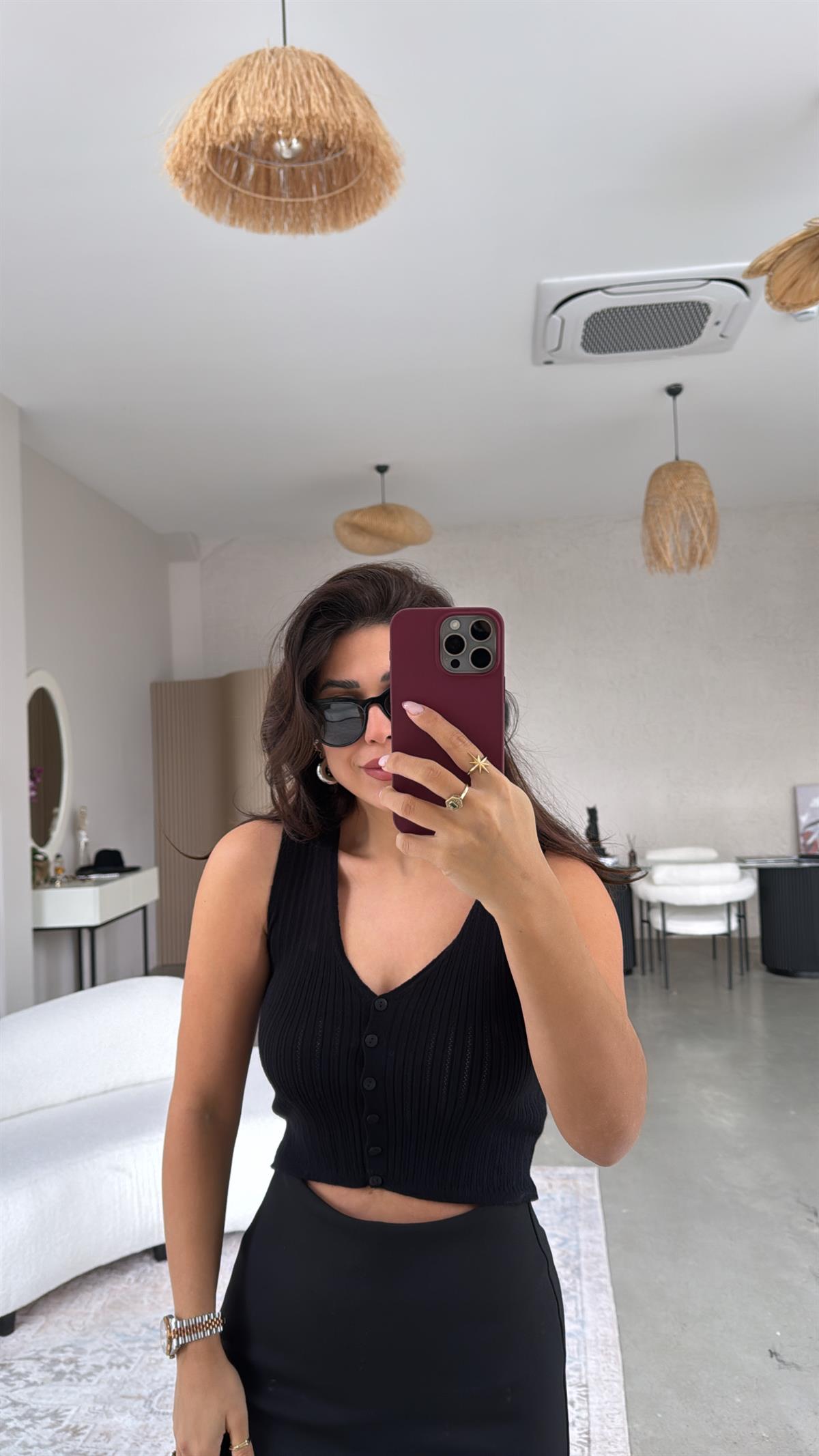 Siyah V Yaka Düğmeli Triko Atlet