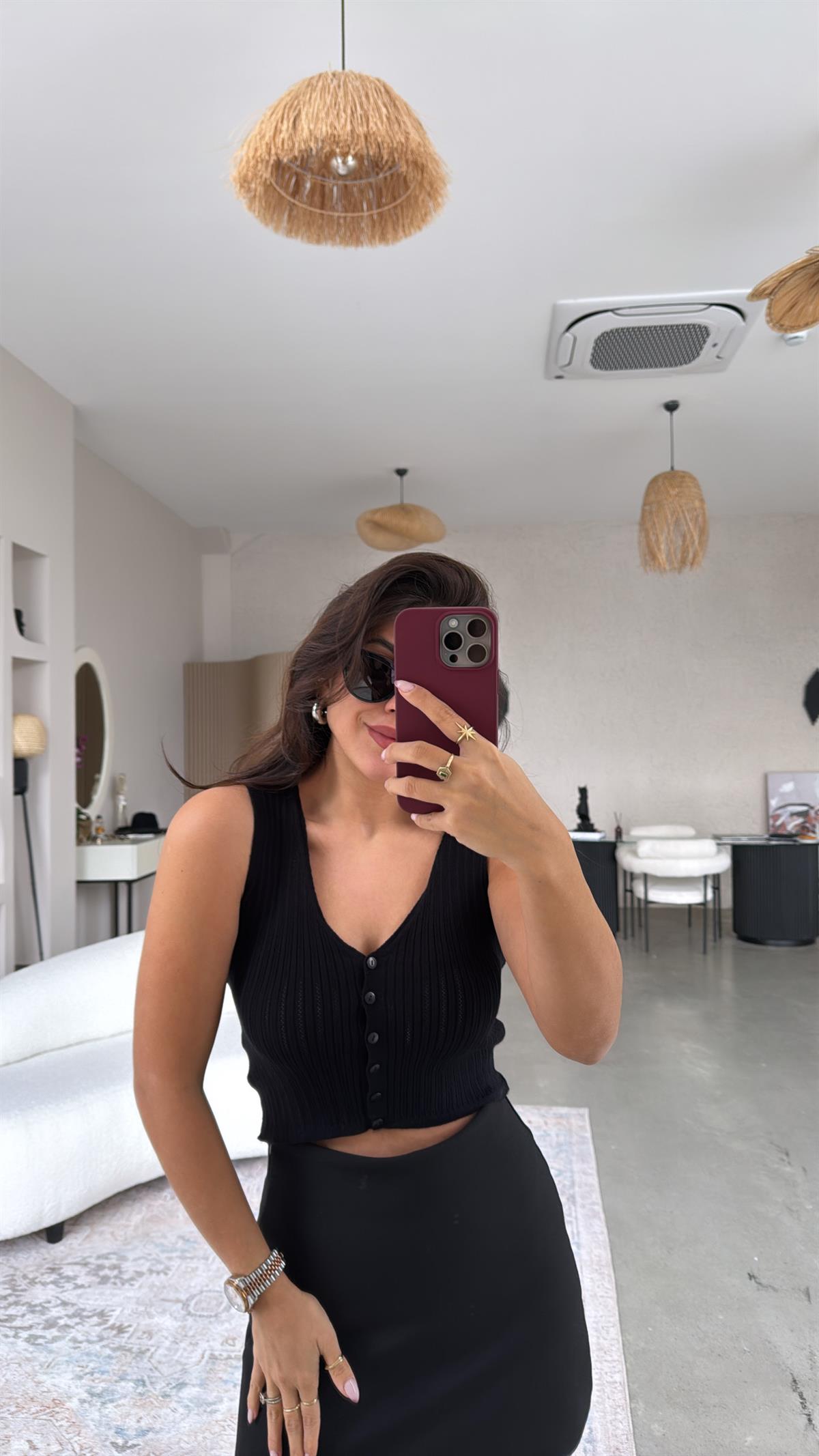 Siyah V Yaka Düğmeli Triko Atlet