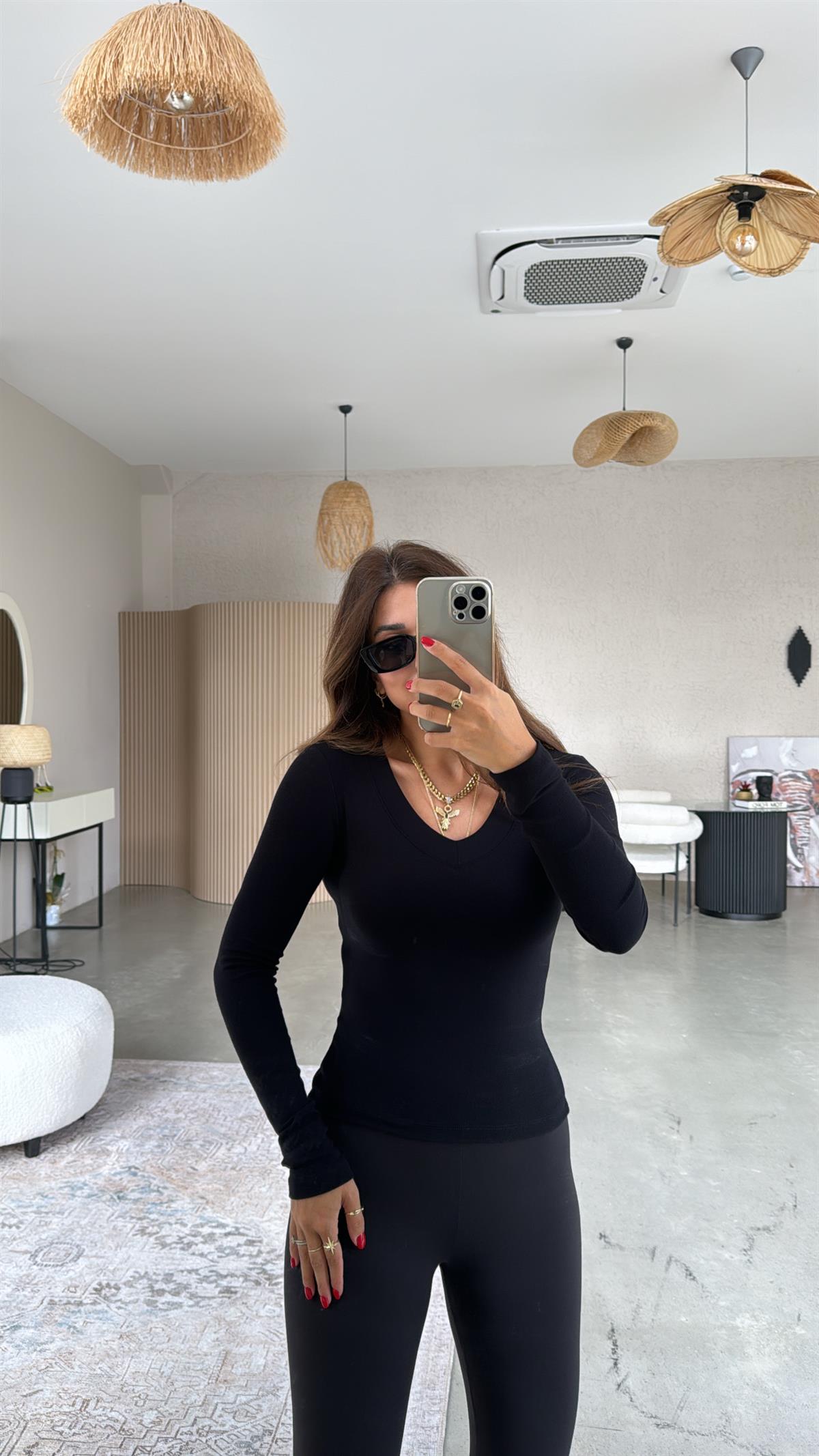 Siyah V Yaka İthal Kumaş Body