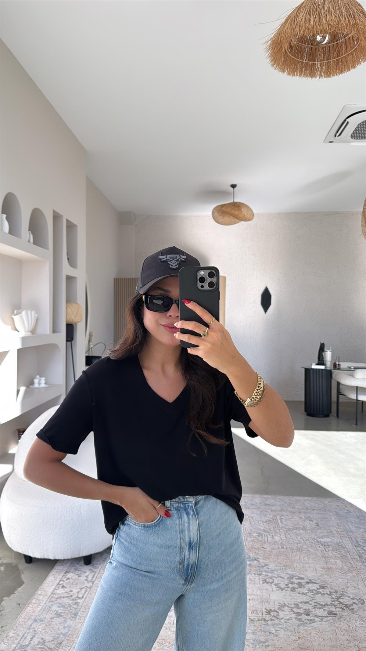 Siyah V Yaka İthal Kumaş Kısa Kol Basic Tshirt