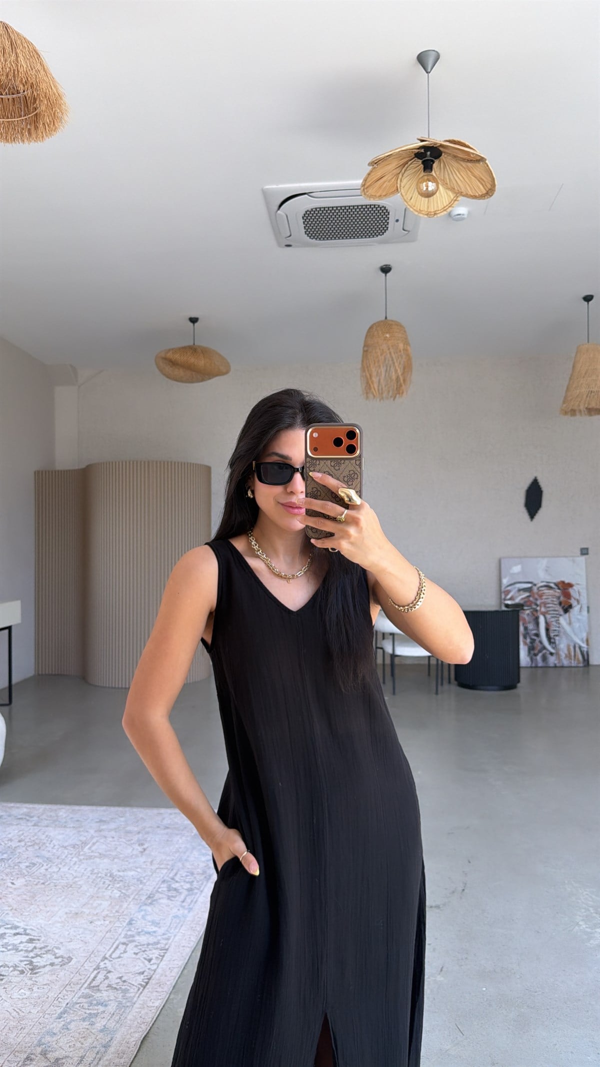 Siyah V Yaka Müslin Yırtmaçlı Elbise
