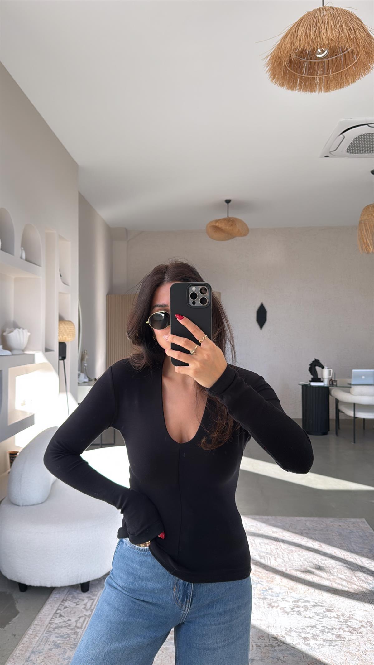 Siyah V Yaka Yarım Astarlı İthal Kumaş Bluz