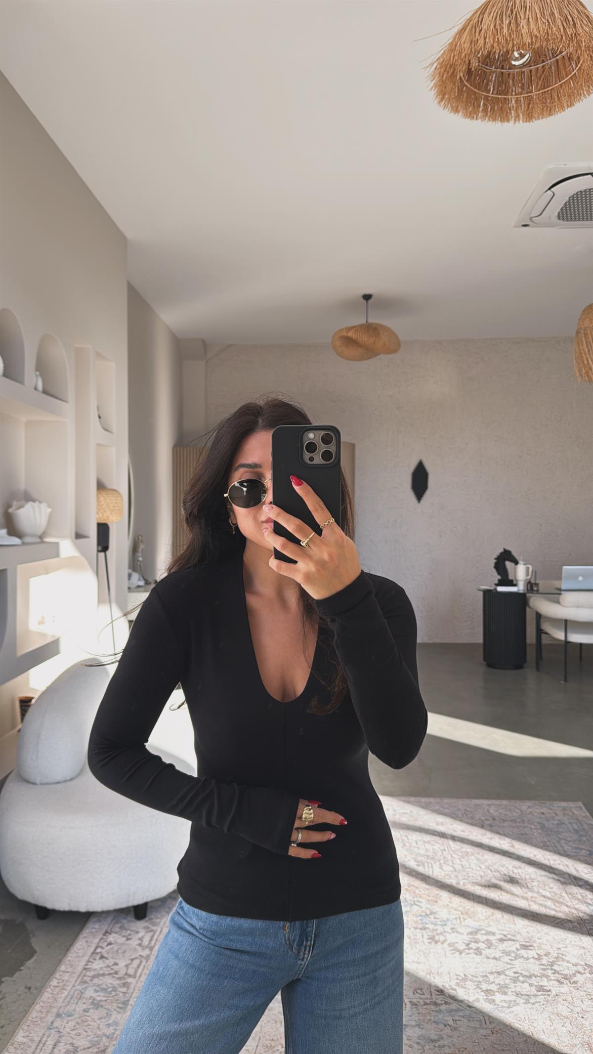 Siyah V Yaka Yarım Astarlı İthal Kumaş Bluz