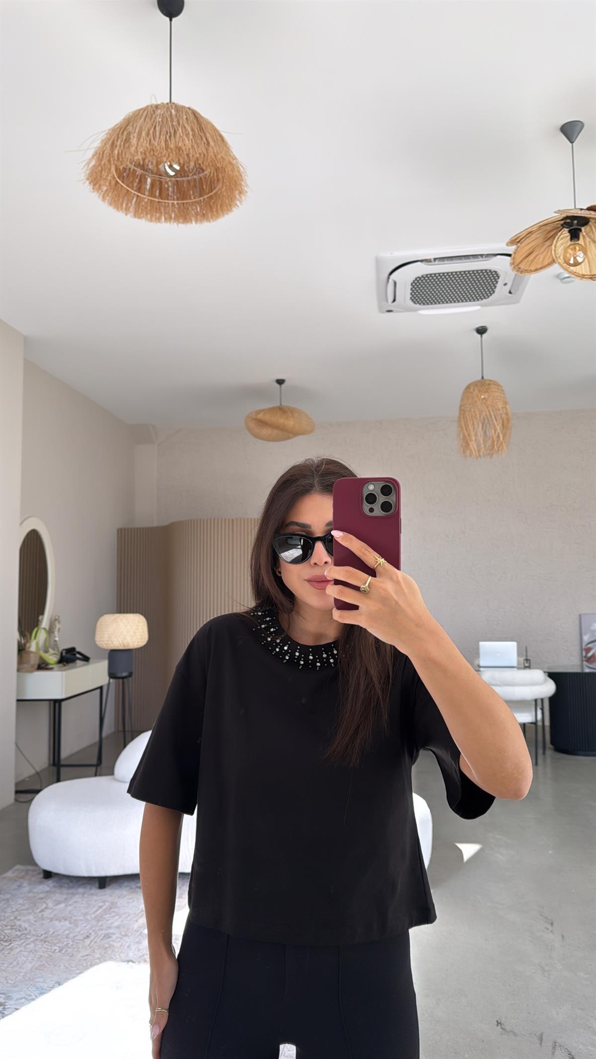 Siyah Yakası Taş Detaylı Tshirt