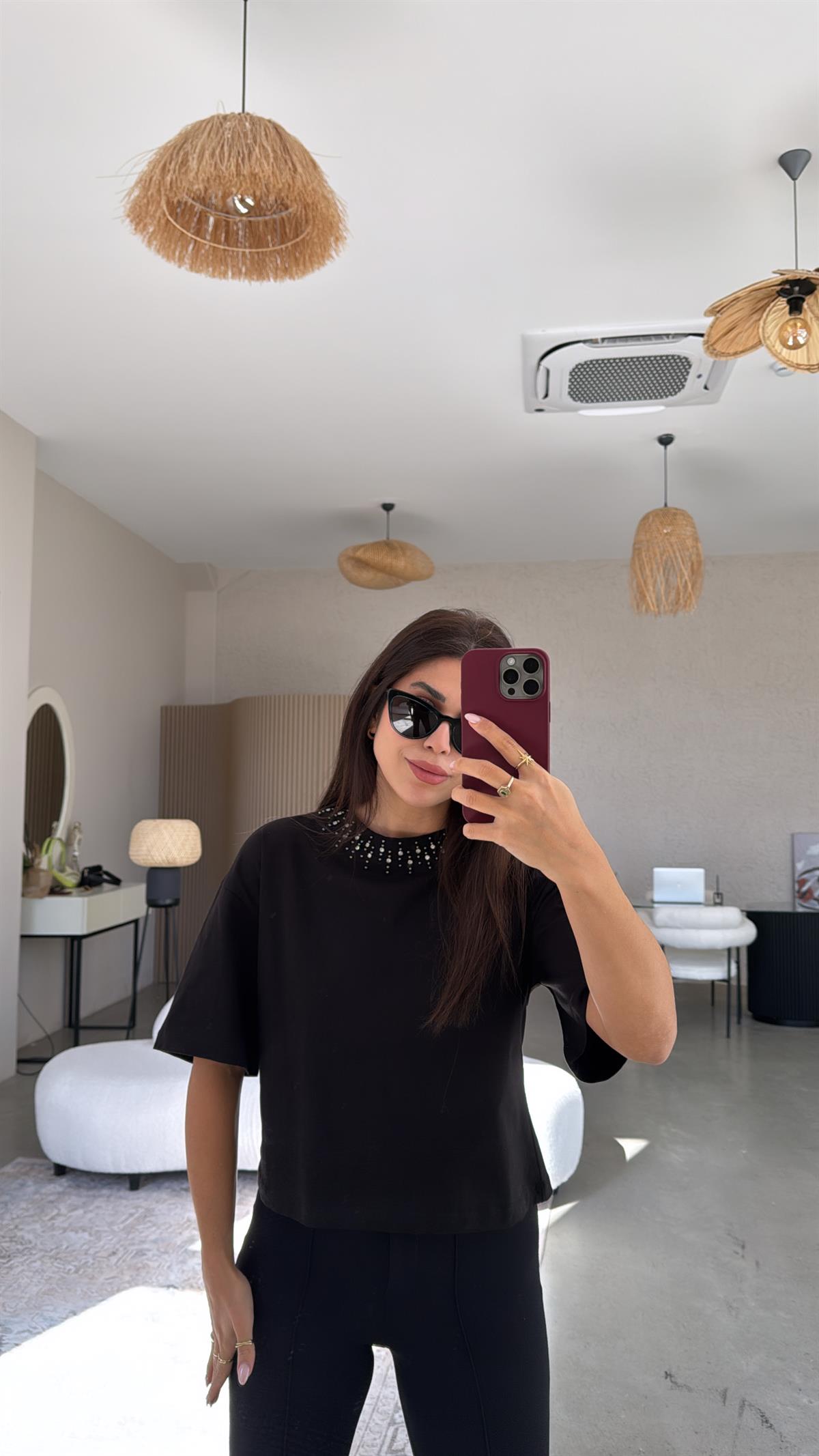 Siyah Yakası Taş Detaylı Tshirt