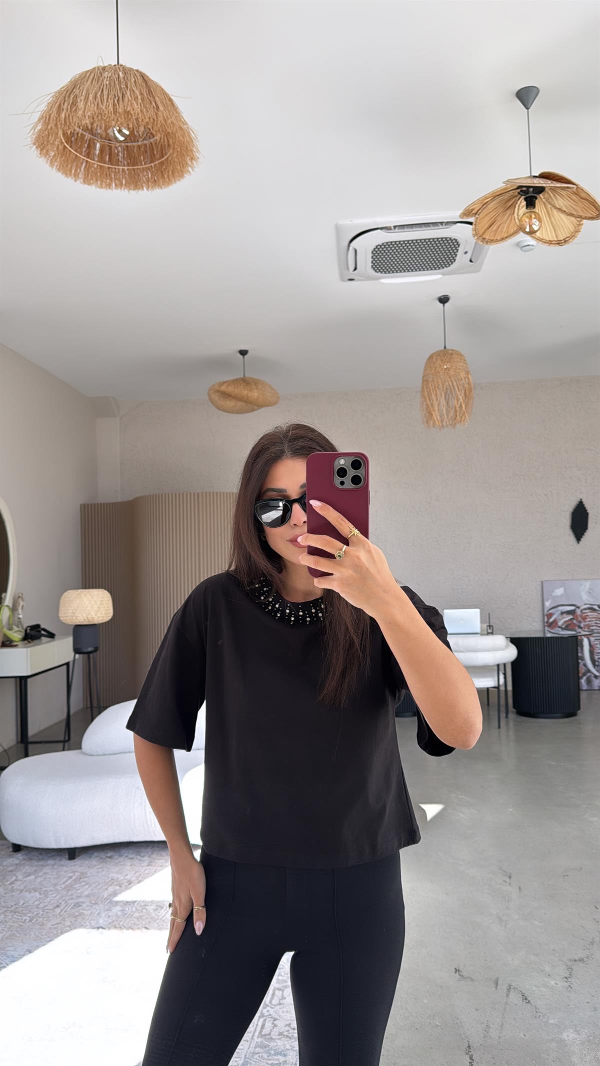 Siyah Yakası Taş Detaylı Tshirt