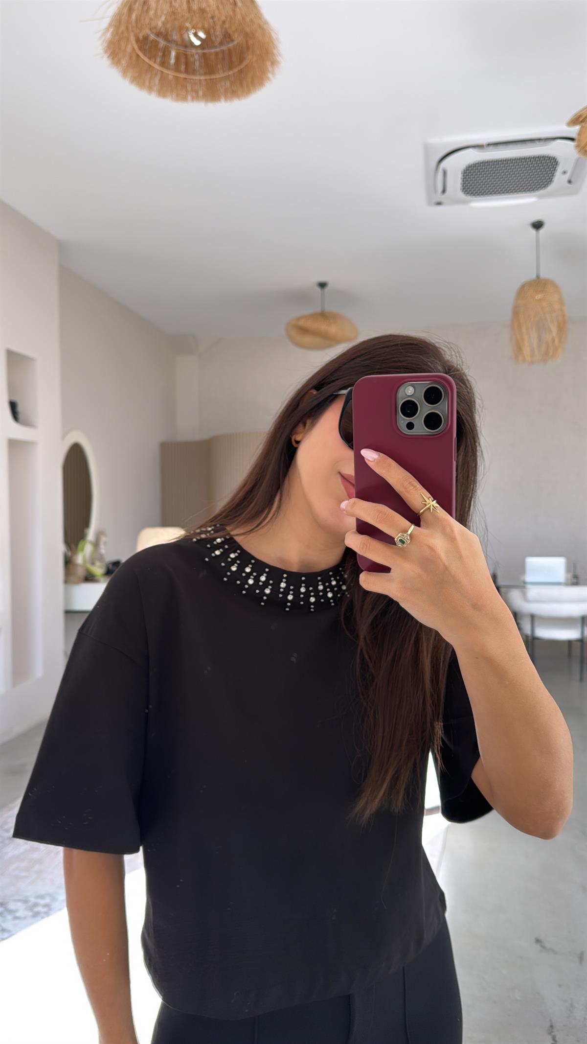 Siyah Yakası Taş Detaylı Tshirt