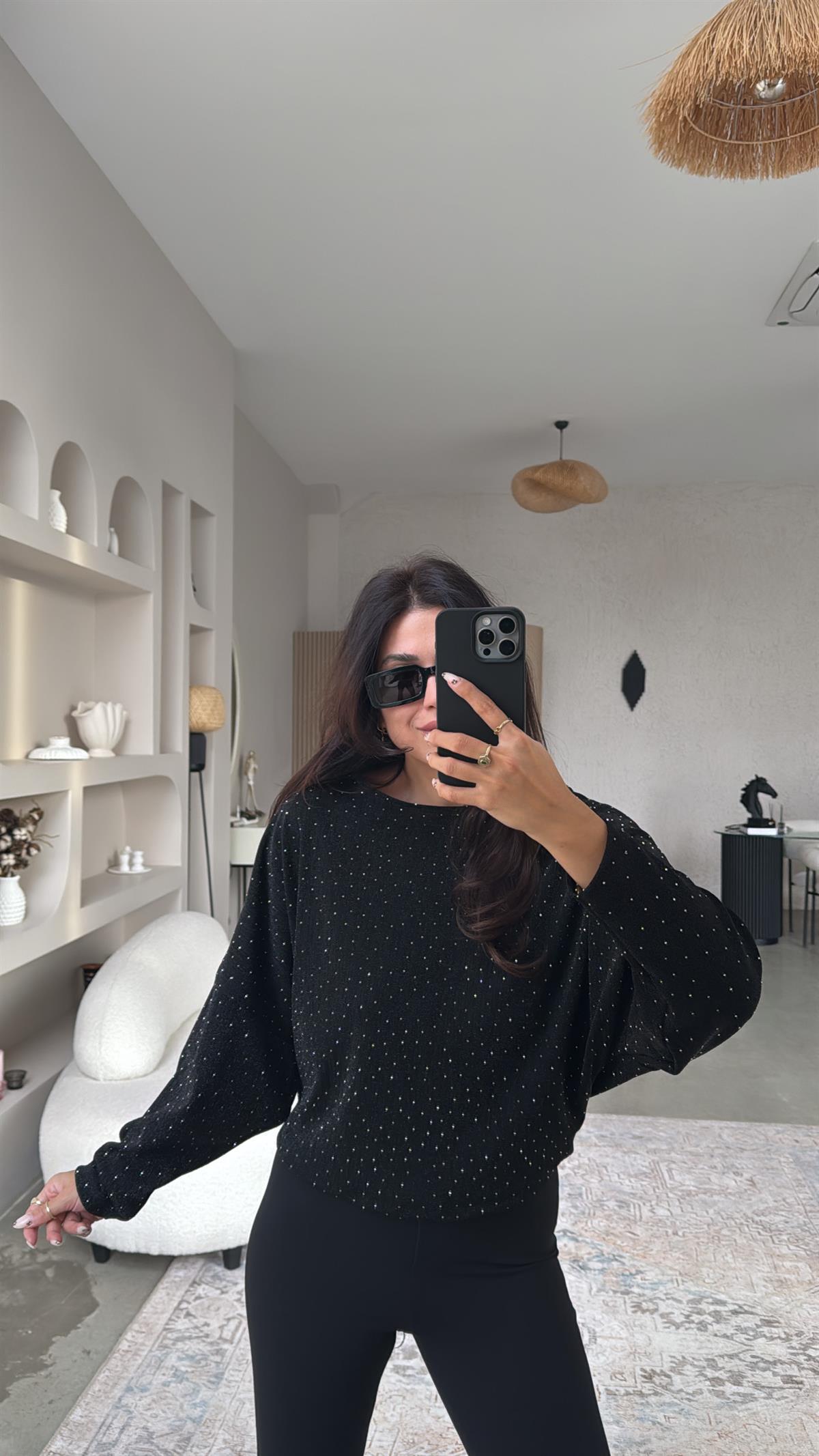 Siyah Yarasa Kol Taşlı Bluz