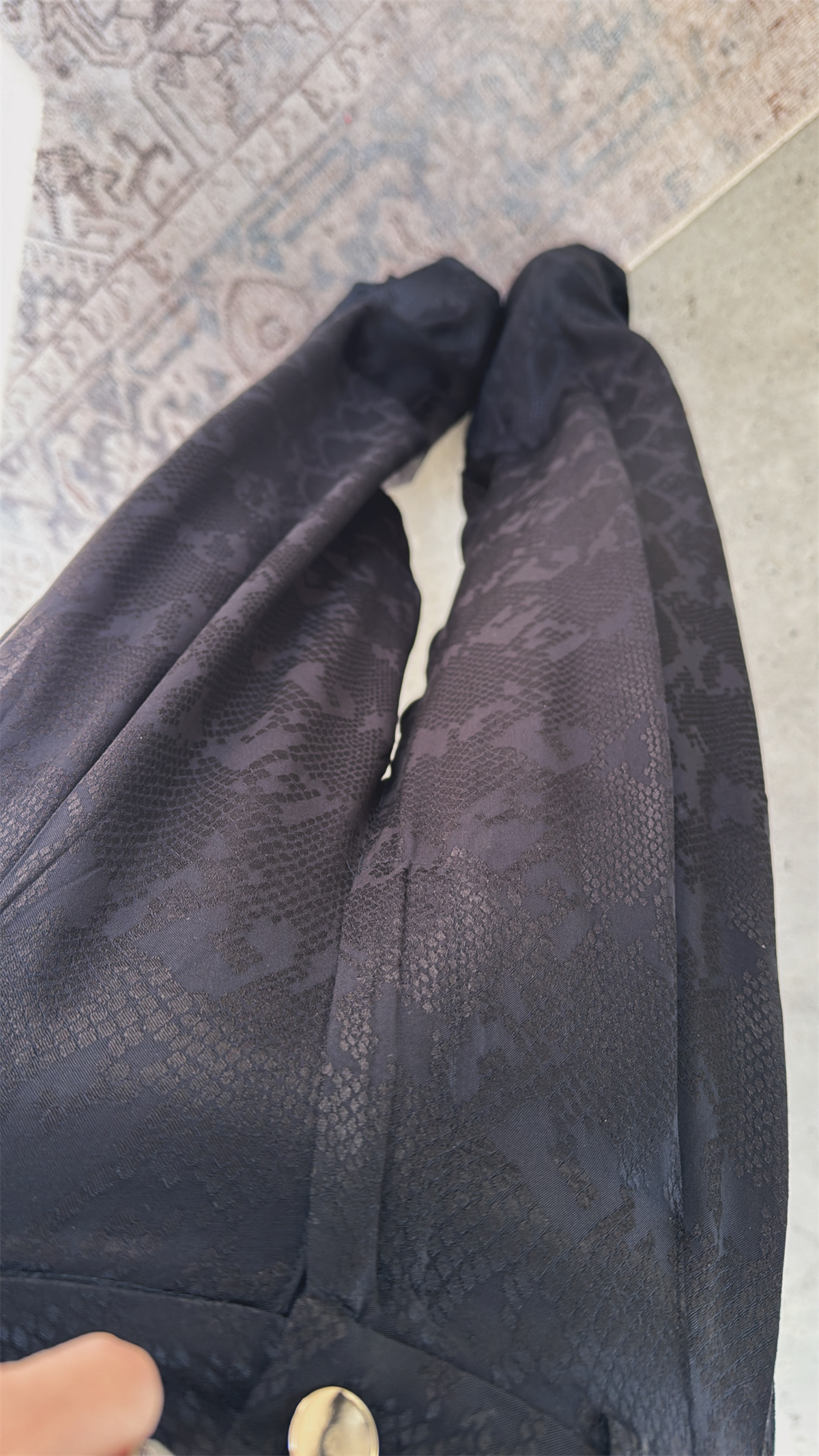 Siyah Yılan Deri Görünümlü Dökümlü Premium Kumaş Pantolon