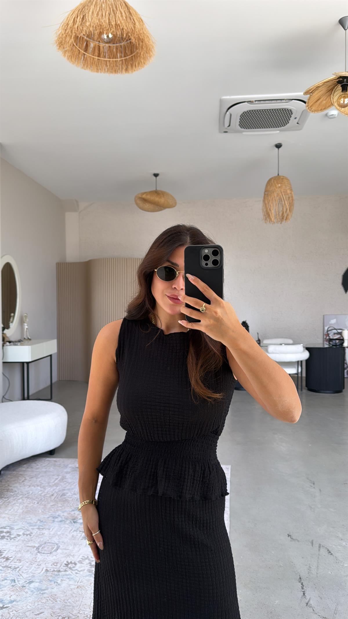 Siyah Yırtmaç Etekli Bluzlu Gofre Takım