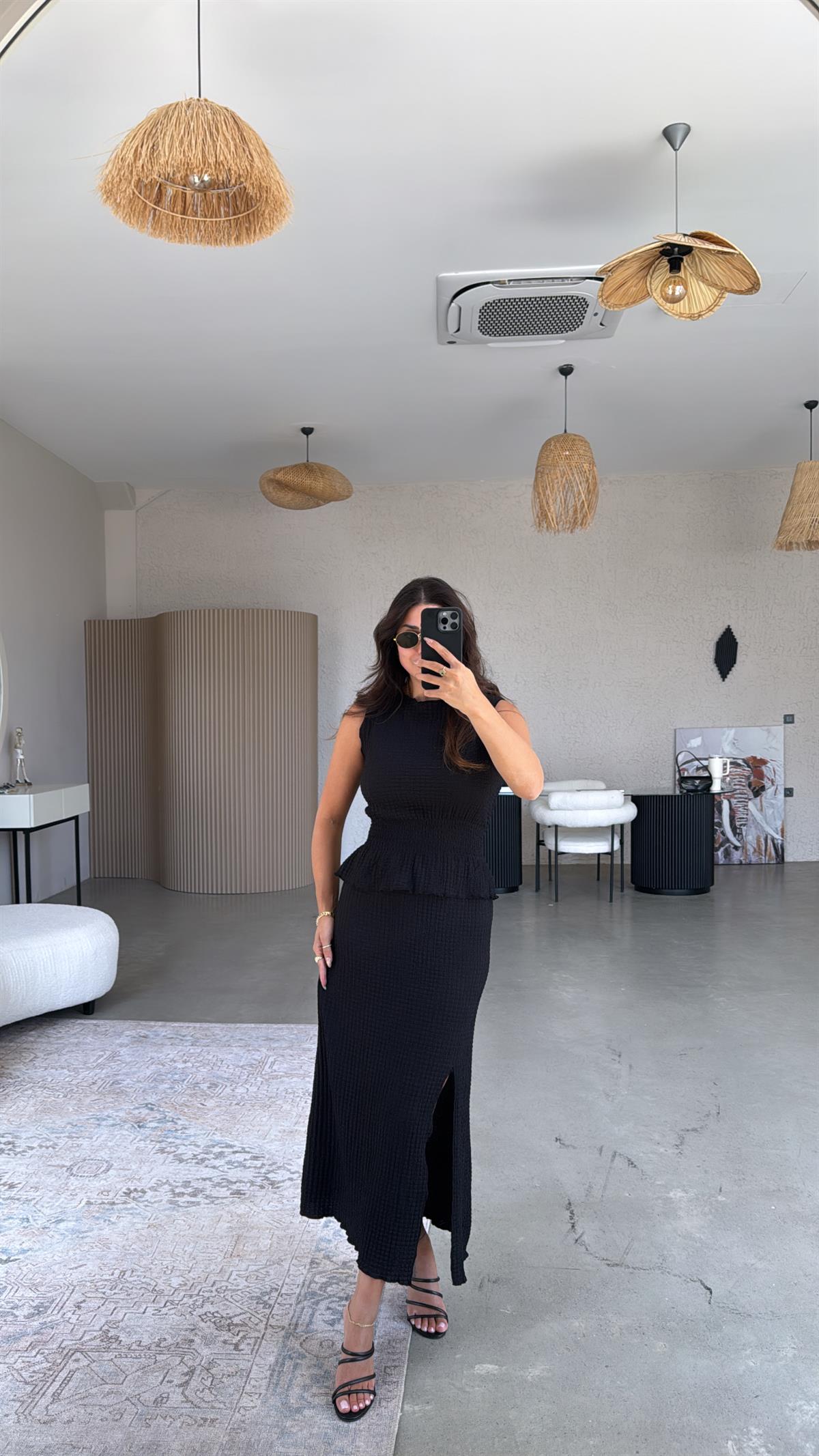 Siyah Yırtmaç Etekli Bluzlu Gofre Takım