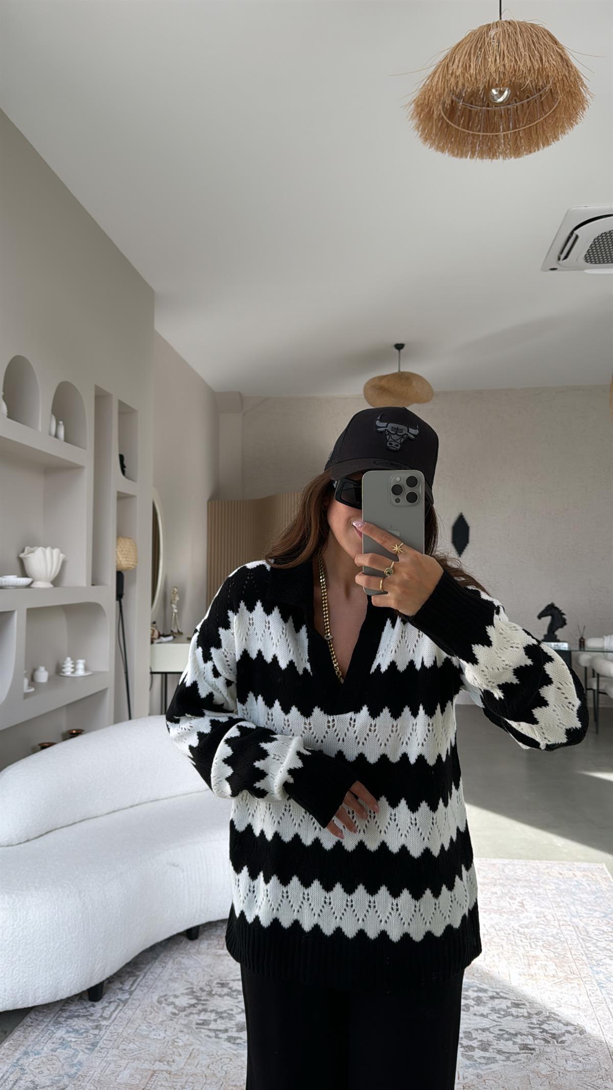 Siyah Zikzak Desenli Triko