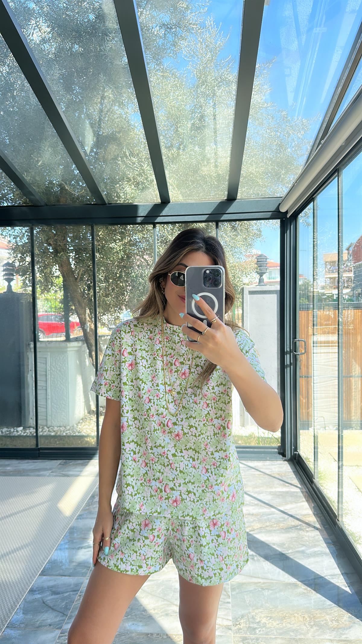 Yeşil Çiçekli Şortlu Takım