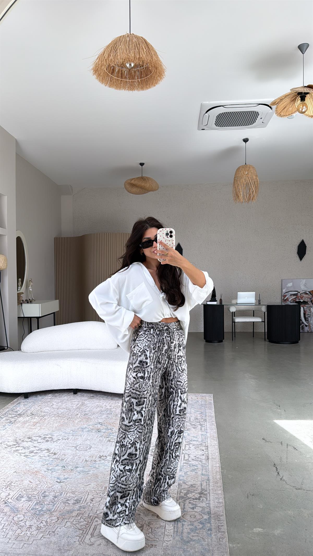 Siyah Beyaz Leopar Desenli İpek Saten Pantolon