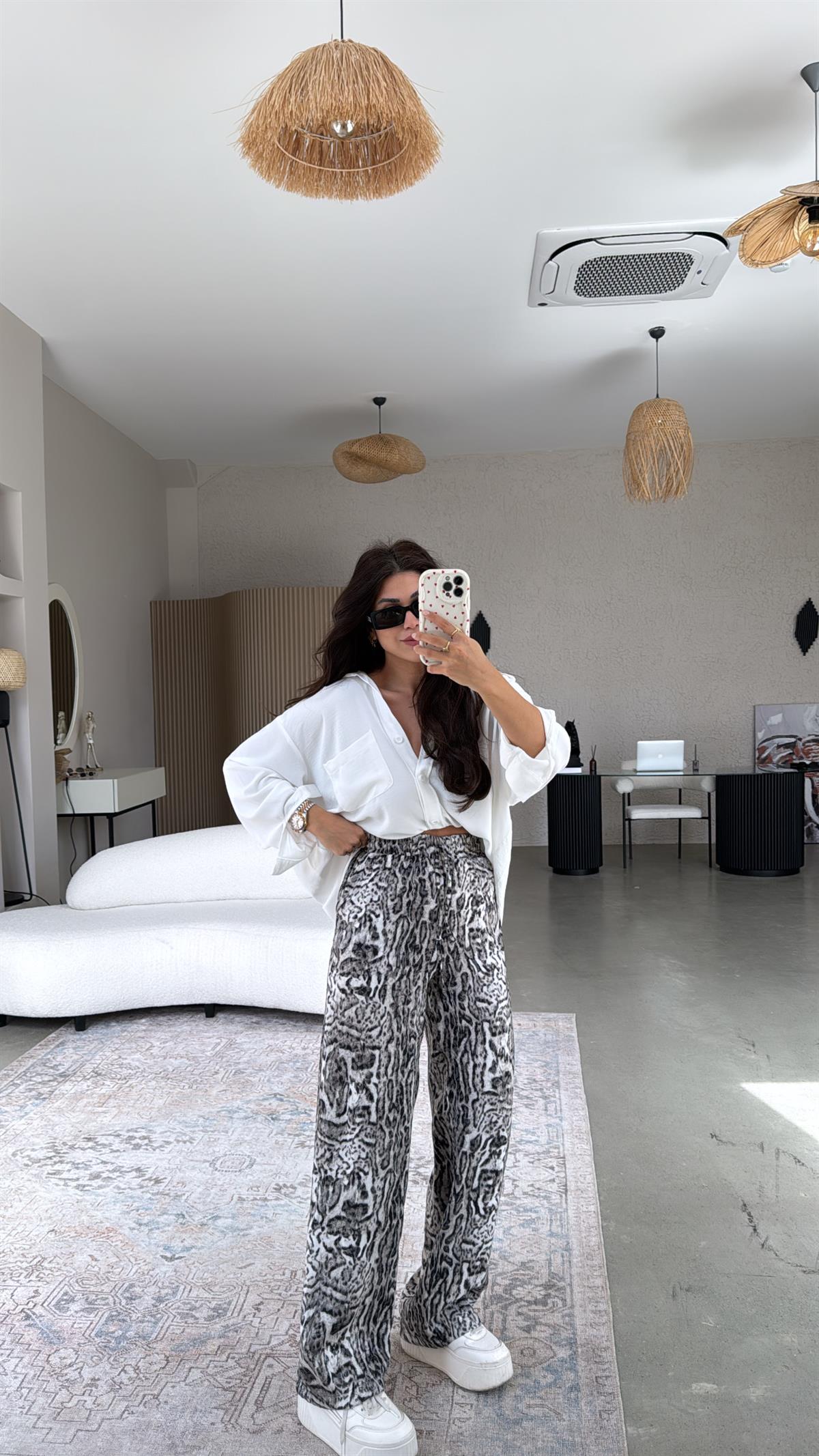 Siyah Beyaz Leopar Desenli İpek Saten Pantolon