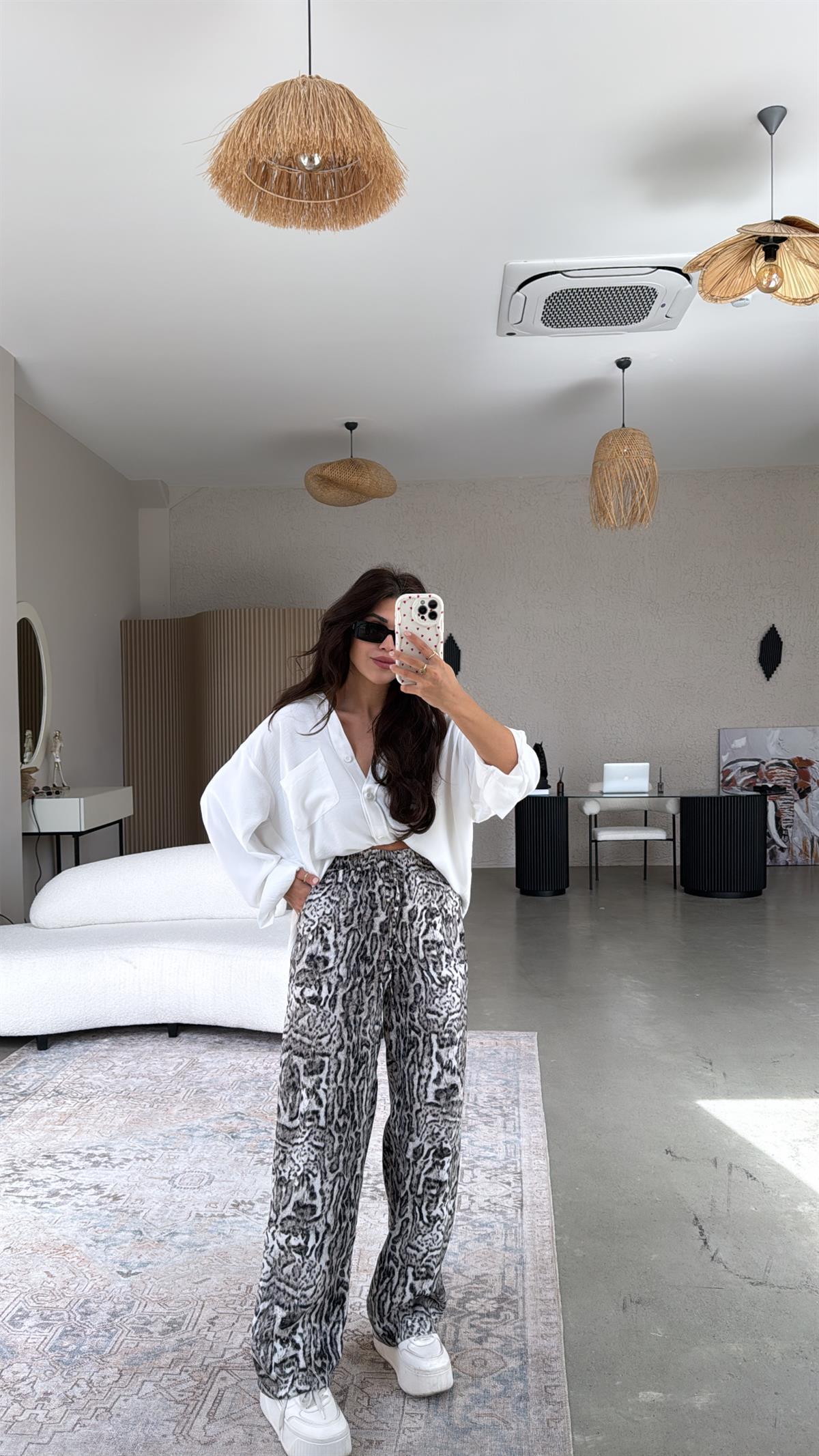 Siyah Beyaz Leopar Desenli İpek Saten Pantolon