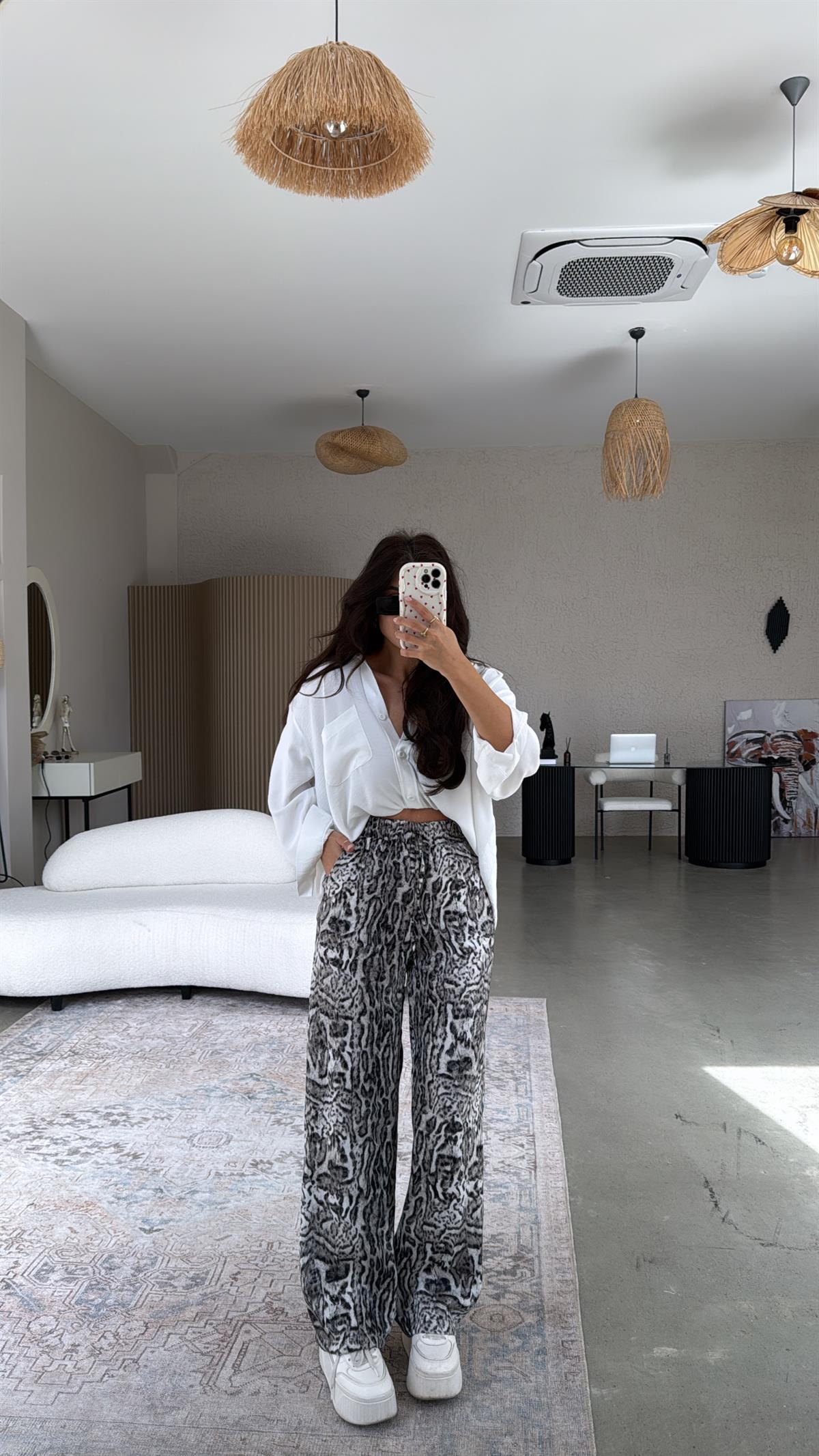 Siyah Beyaz Leopar Desenli İpek Saten Pantolon