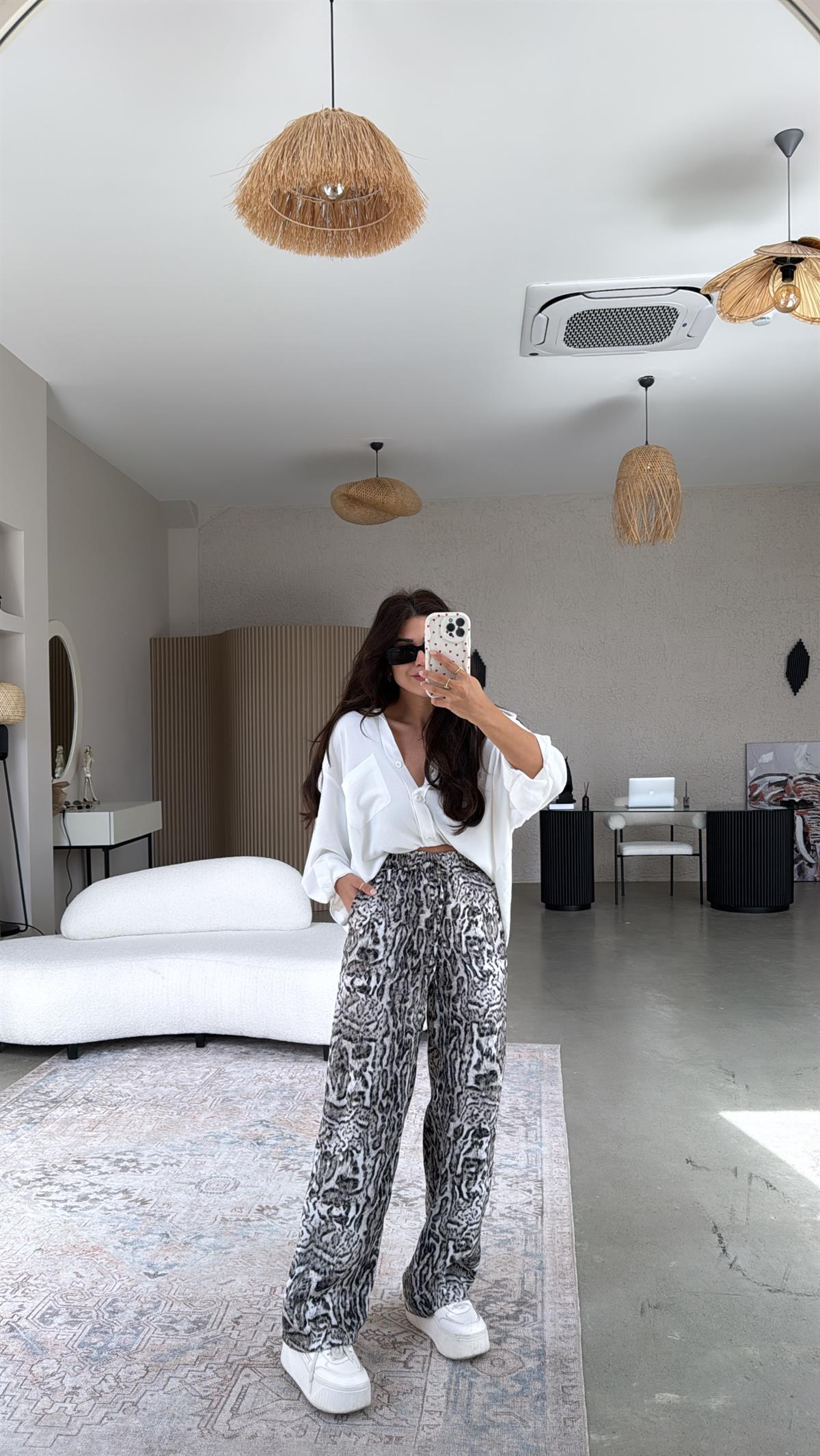 Siyah Beyaz Leopar Desenli İpek Saten Pantolon