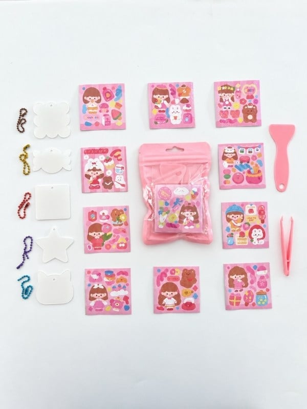 23 Parça Pembe Paket Anahtarlık Tasarlama Seti – Şeffaf Anahtarlık Plakası / Renkli Zincir / Sticker / Cımbız / Spatula