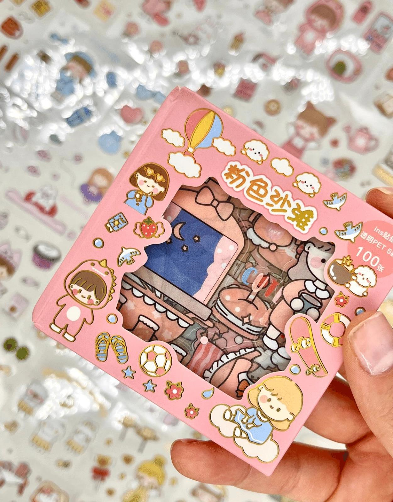 Sevimli Kız ve Tatil Kaykay 100 Yaprak 500 Adet Pembe Mini Kutu Şeffaf Pet Sticker Seti / Etiket/ Çıkartma Su Geçirmez