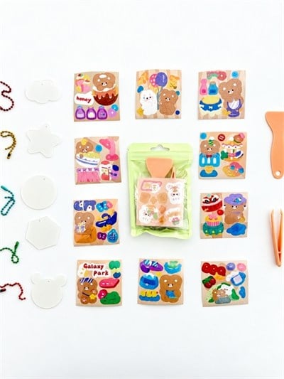 23 Parça Açık Yeşil Paket Kendi Anahtarlığını Tasarla Seti – Şeffaf Anahtarlık Aparatı / Renkli Zincir / Sticker / Etiket / Cımbız / Spatula DIY Aktivite Seti
