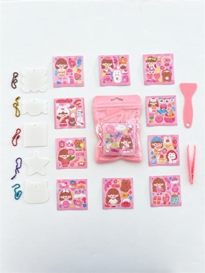 23 Parça Pembe Paket Anahtarlık Tasarlama Seti – Şeffaf Anahtarlık Plakası / Renkli Zincir / Sticker / Cımbız / Spatula
