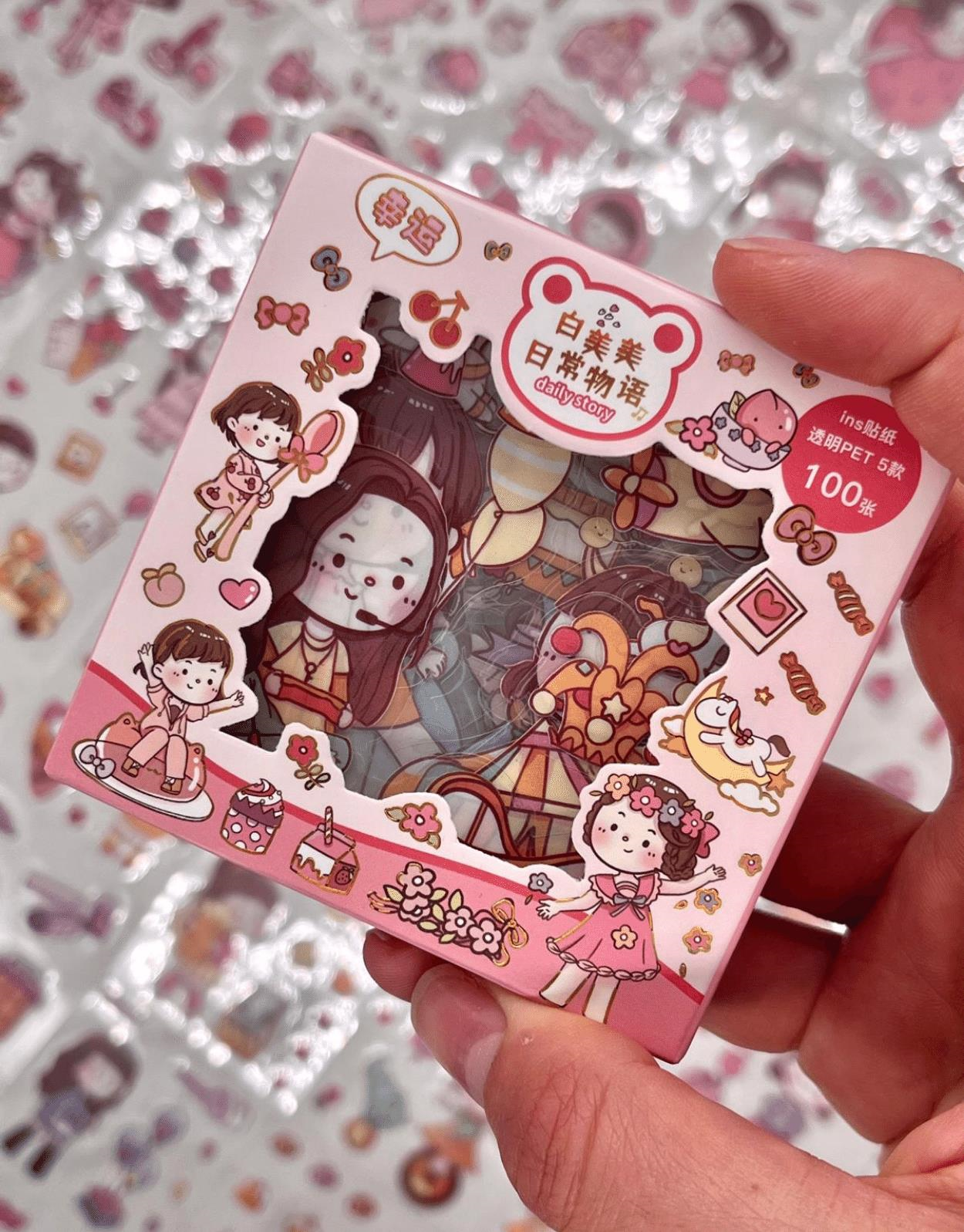 Çilek Kız ve Nefis Tatlılar 100 Yaprak 500 Adet Pembe Mini Kutu Şeffaf Pet Sticker Seti / Etiket/ Çıkartma/ Su Geçirmez