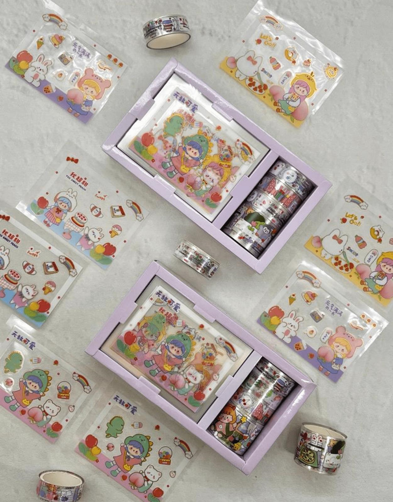 Kawaii Sevimli Kız ve Arkadaşları Lila Kutu Şeffaf 8 Yaprak Yaldızlı Sticker ve 4'lü Washi Bant Seti