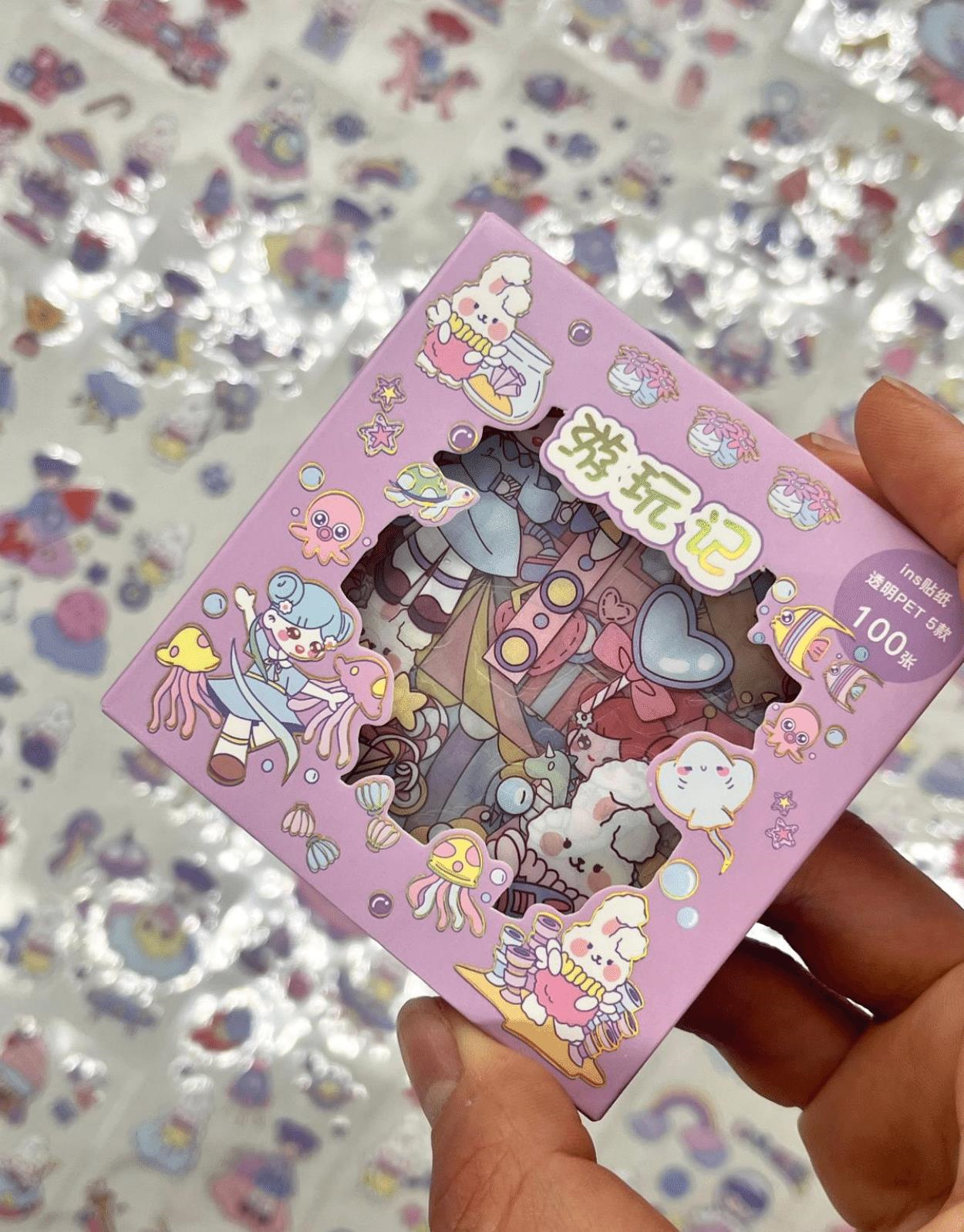 Meraklı Kız ve Tavşancık Uzayda 100 Yaprak 500 Adet Mor Mini Kutu Şeffaf Pet Sticker Seti/ Etiket/Çıkartma Su Geçirmez